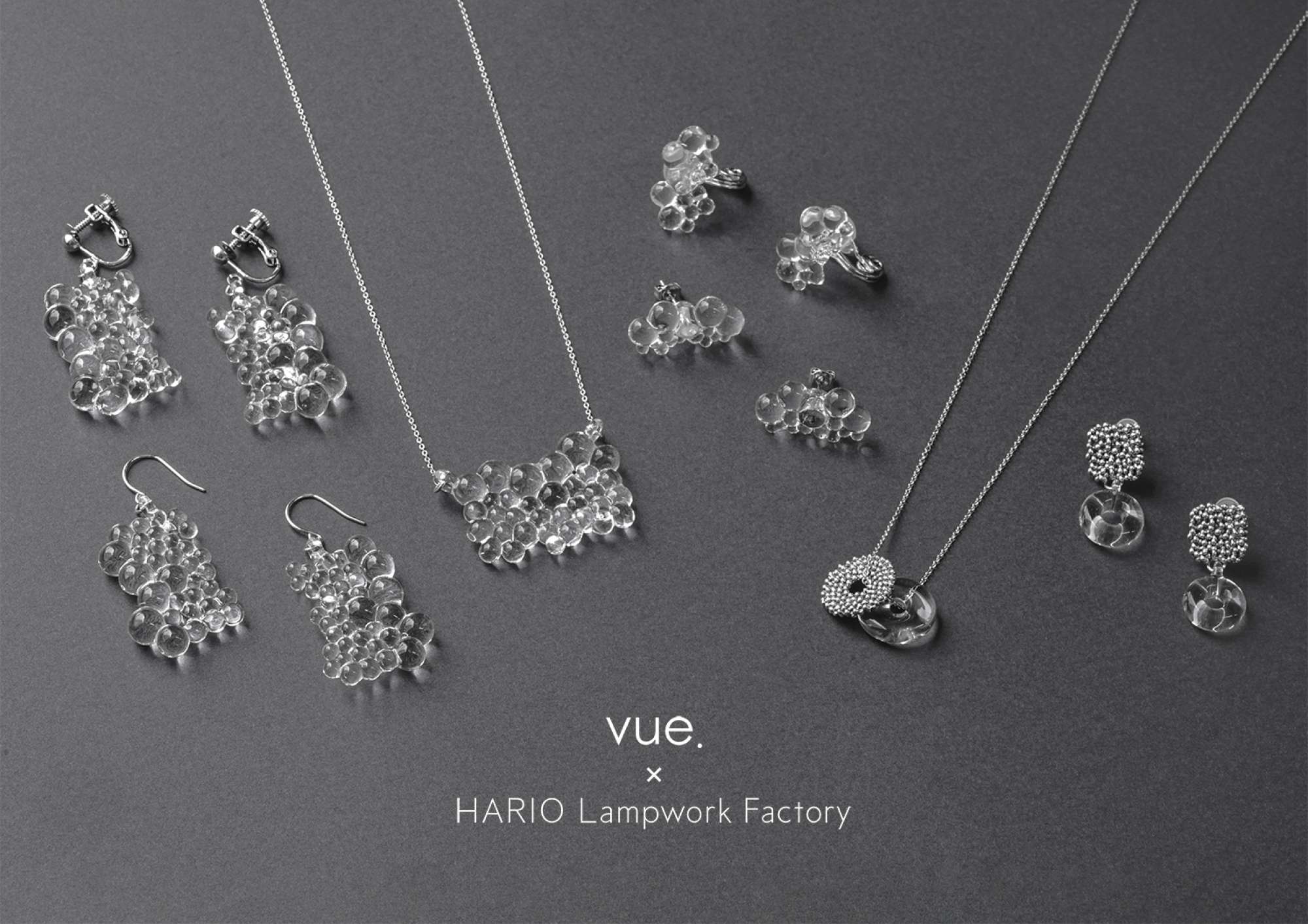 ○ vue. × HARIO Lampwork Factory コラボレーションシリーズ  このたび、vue.とHARIO Lampwork Factoryさんとのコラボレーションシリーズを発売いたします。大切に試作を重ねてきた新作が、ようやくお披露目です。静かで深みのあるシルバーと、ガラス職人さんが生み出す透明で繊細なお仕事が重なり合い、唯一無二のアクセサリーが完成しました。8月7日（木）よりオンラインストアとHARIO様の実店舗にて販売開始いたします。ぜひご覧いただけますと幸いです☺︎--------------------------------------------------⚪︎取扱店舗⚪︎HARIO Lampwork Factoryの直営店(小伝馬町店、室町店、渋谷店、名古屋店、福岡店、八重洲店）HARIO Satellite 羽田空港店、オンラインショップ※HARIO CAFEでのお取り扱いはございませんのでご了承ください。 