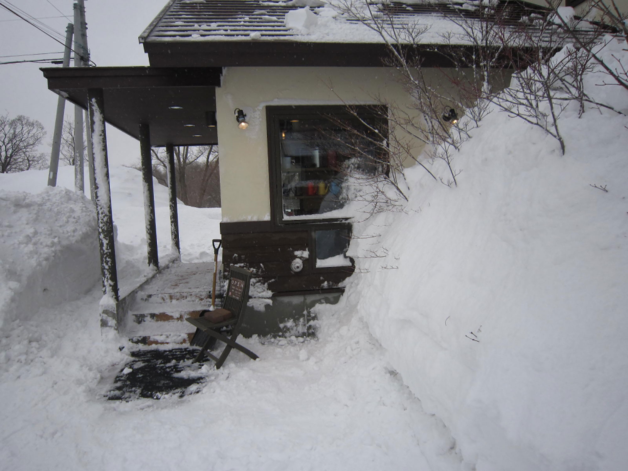 花壇は屋根ほどの雪が山積み - - -