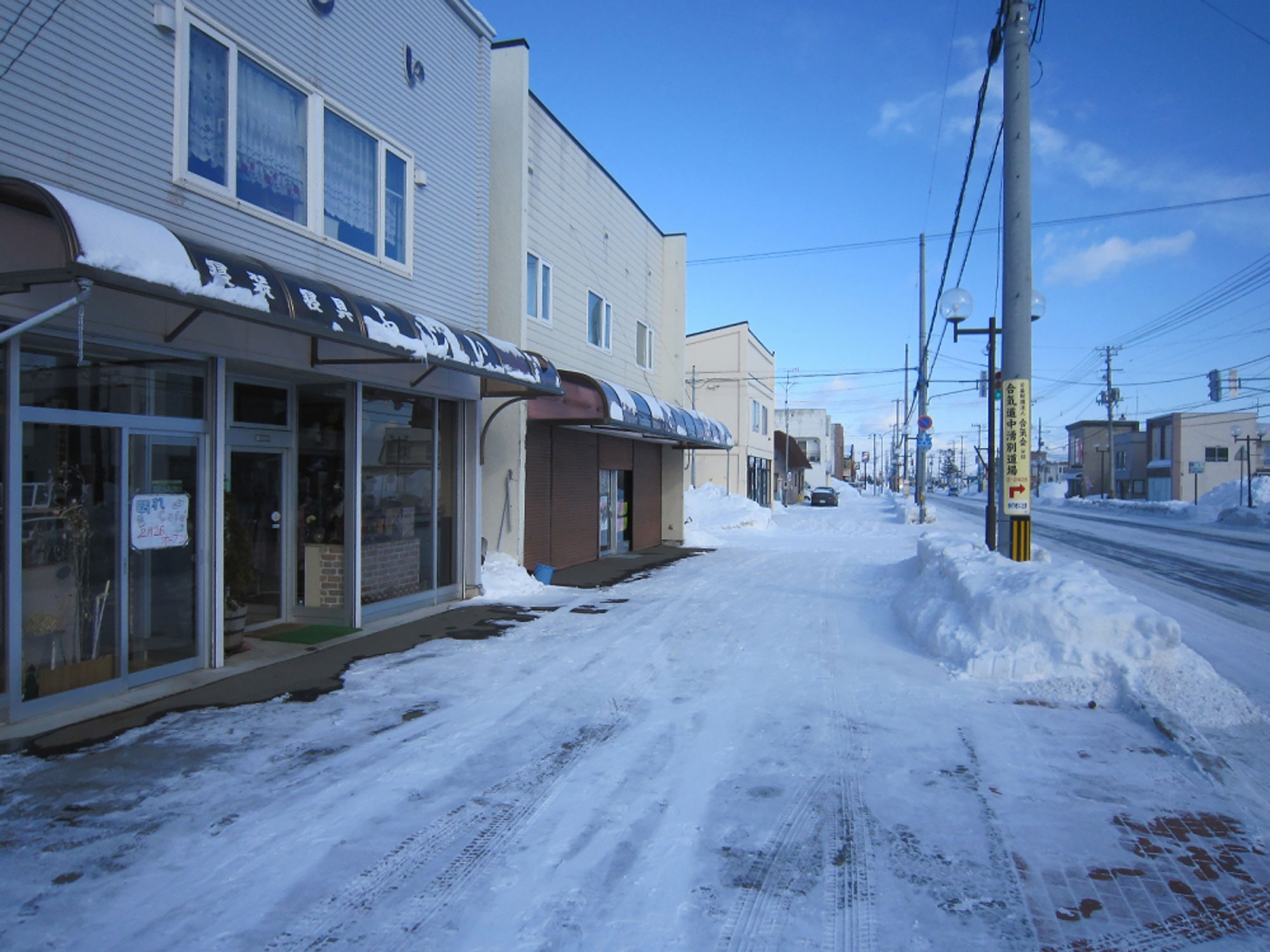 商店街の大きな通りです - - -