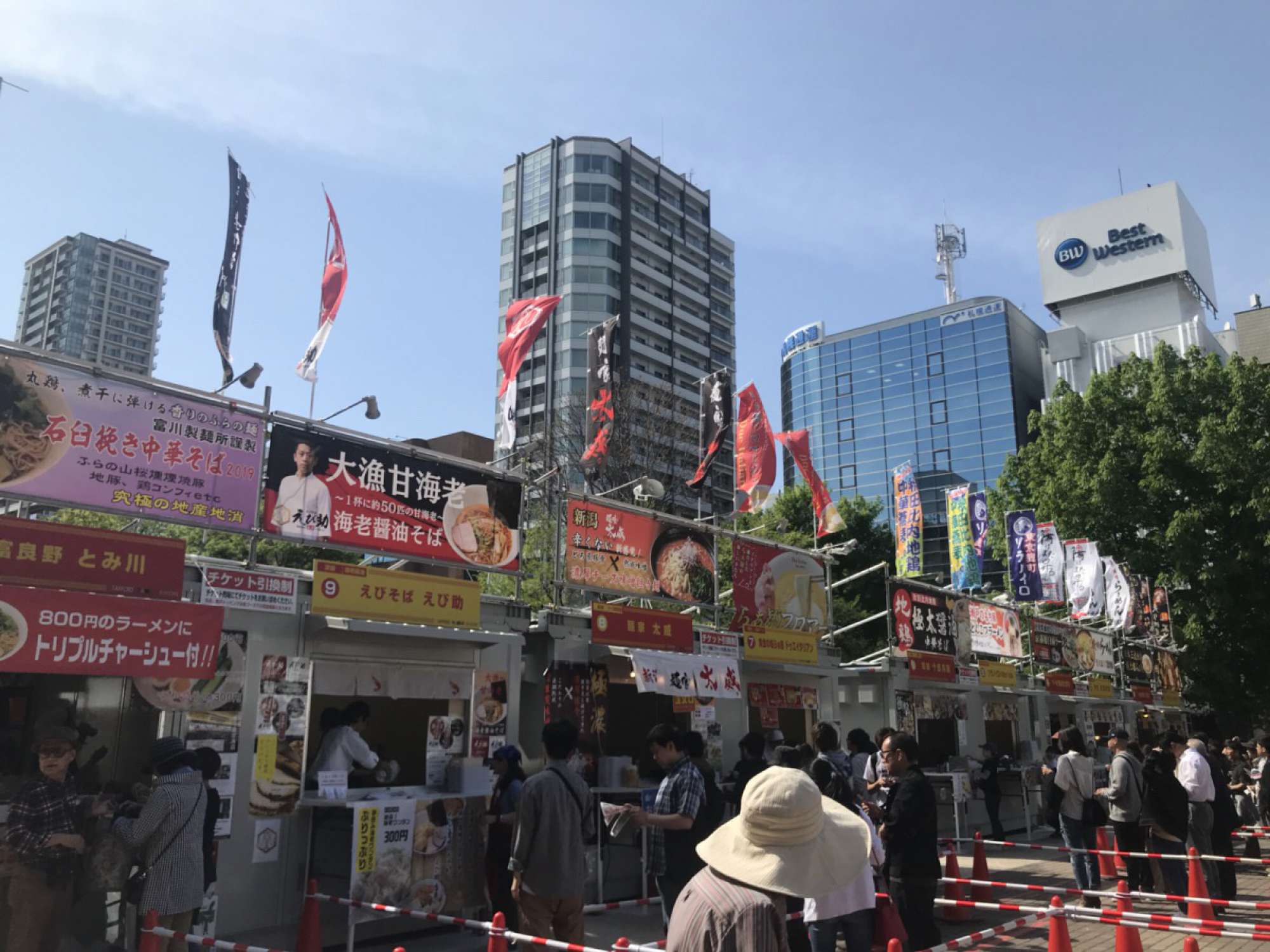 - 写真のインパクトから「ラーメンのトッピングにチーズなんてありえない!」と散々言っていたのですが、 結局、気になってチーズが乗ったラーメンを選択しました。 意外とラーメンとチーズが合っていましたよ。 - -