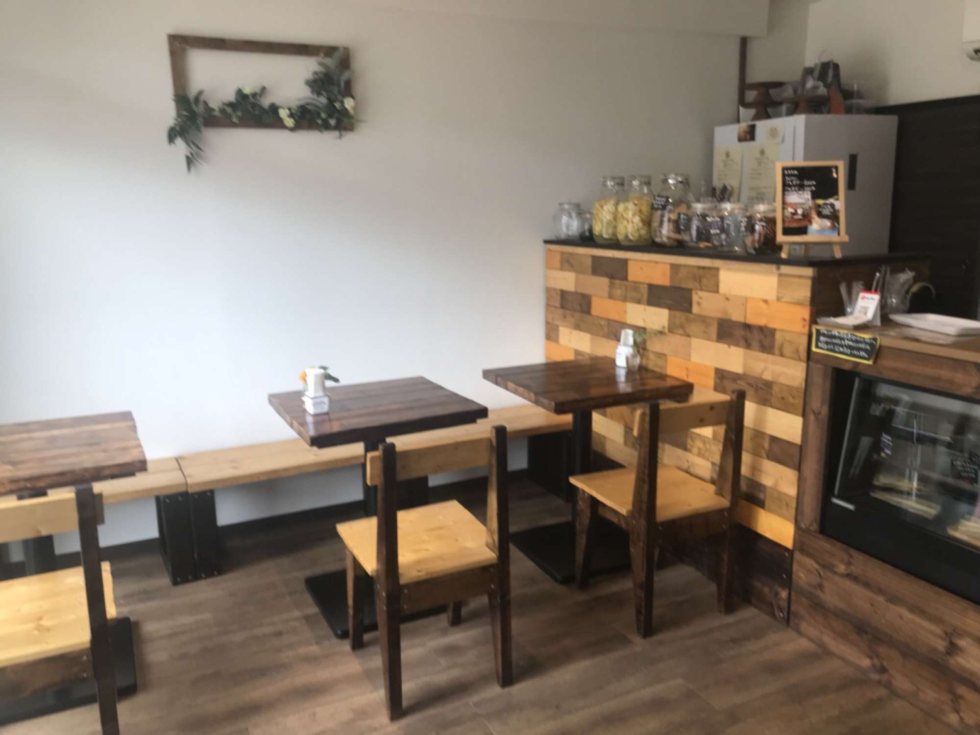 念願の初入店! - 店内は、甘くてとてもいい香りが広がっています。 木目調のインテリアに、オーナーさんのこだわりを感じました。 - -
