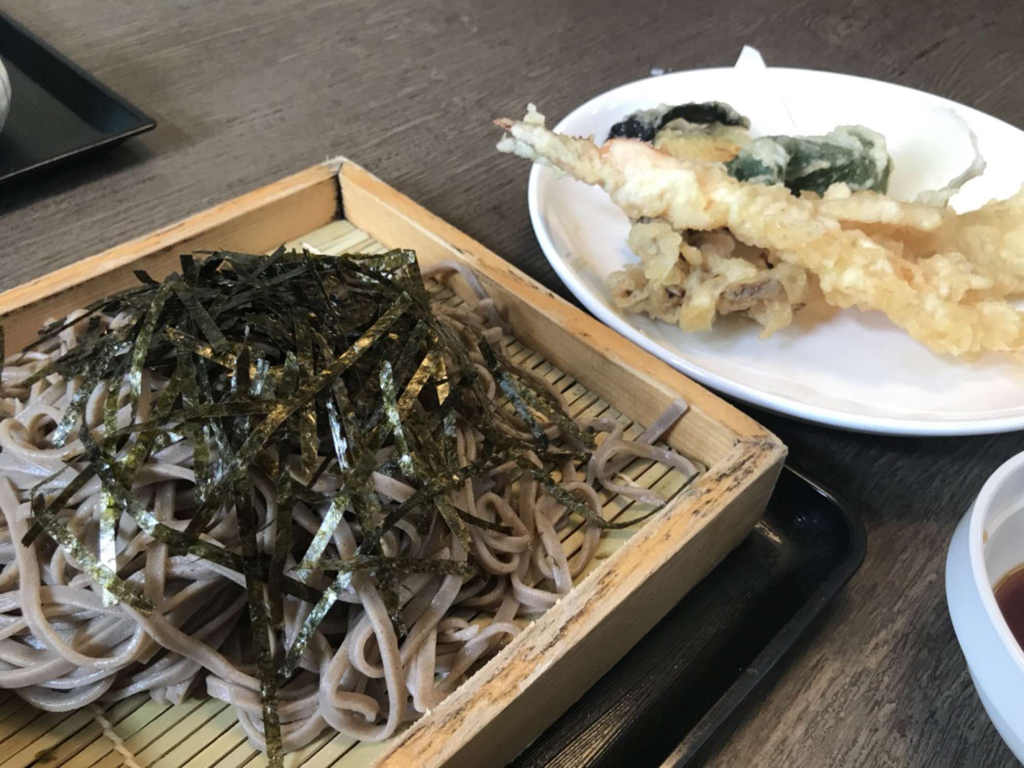 まずは、天ぷらざる！ - 大えび、きす、季節の野菜などボリュームたっぷり！  サクサクと揚げたててで、美味っ♪  自家製粉している蕎麦は、石臼でひいているため、蕎麦本来の香りが保たれているそうです！なるほど～ -  - 