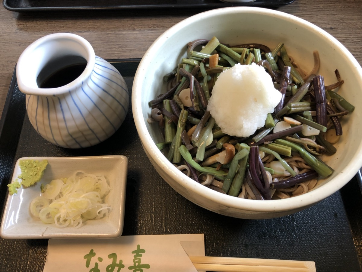 冷やし山菜そば！ - 夏はやっぱり、冷やしそばですよね♪  つるつるっと、のど越しの良い十割そばは風味もよく、食欲のない時も美味しく完食！  みなさんもぜひ、夏の暑さを忘れさせてくれる「なみ喜」さんへ行ってみてください！   【お店情報】  板そば　なみ喜  札幌市北区北24条西13-2-1 営業時間　11：00～20：30（L.O　20:00） 定休日　木曜日 -  - 