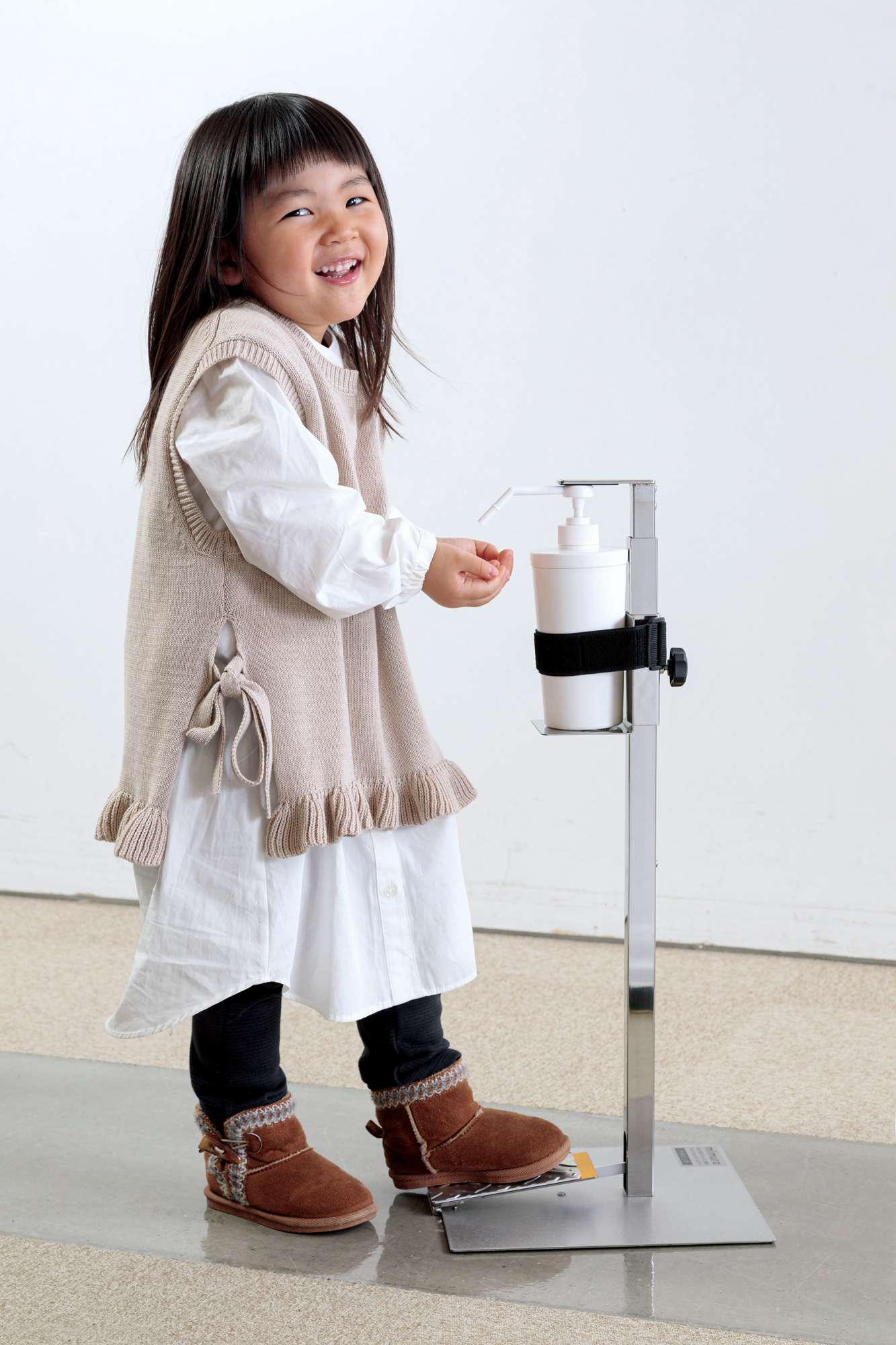  - 子供用のフットシュット。小学生ぐらいまでのお子様の背丈にぴったりなサイズ。&nbsp;小さなお子様でも噴霧された消毒液を頭からかぶることなくしっかり両手で受け止められます。 -  - 