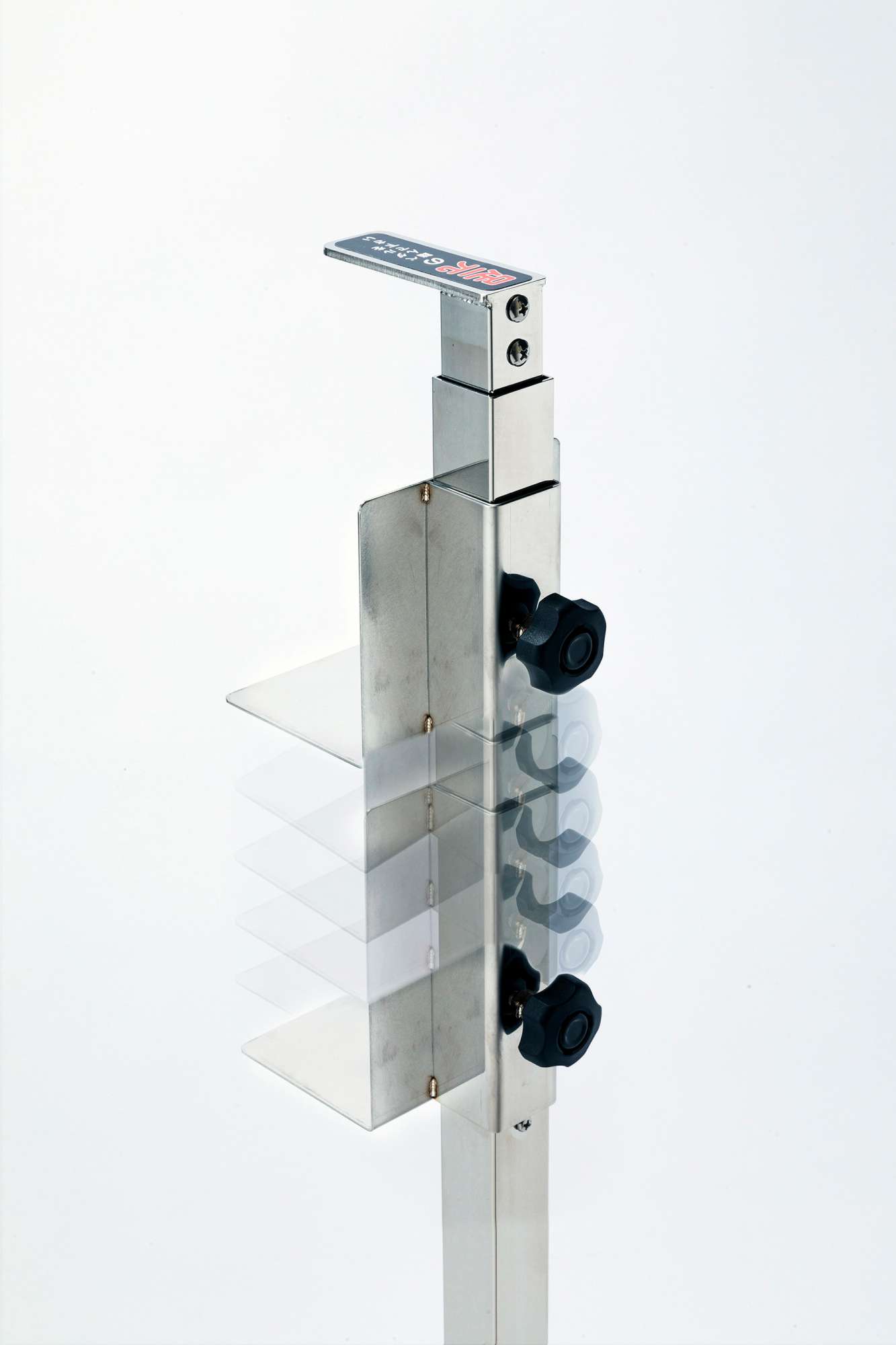  - ボトル台は裏のボルトで高さ調整ができます。ボトルヘッドを押すプッシュプレートとペダルが連動しており、ボトル台高さ調整で吐出量を調整することができます。 -  - 