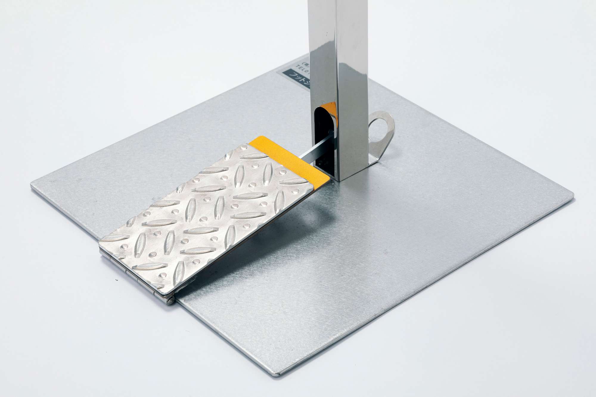  - プレートはシンプルな構造になっており、足先が上がりづらい方にもストレスなく踏み込むことができます。 -  - 