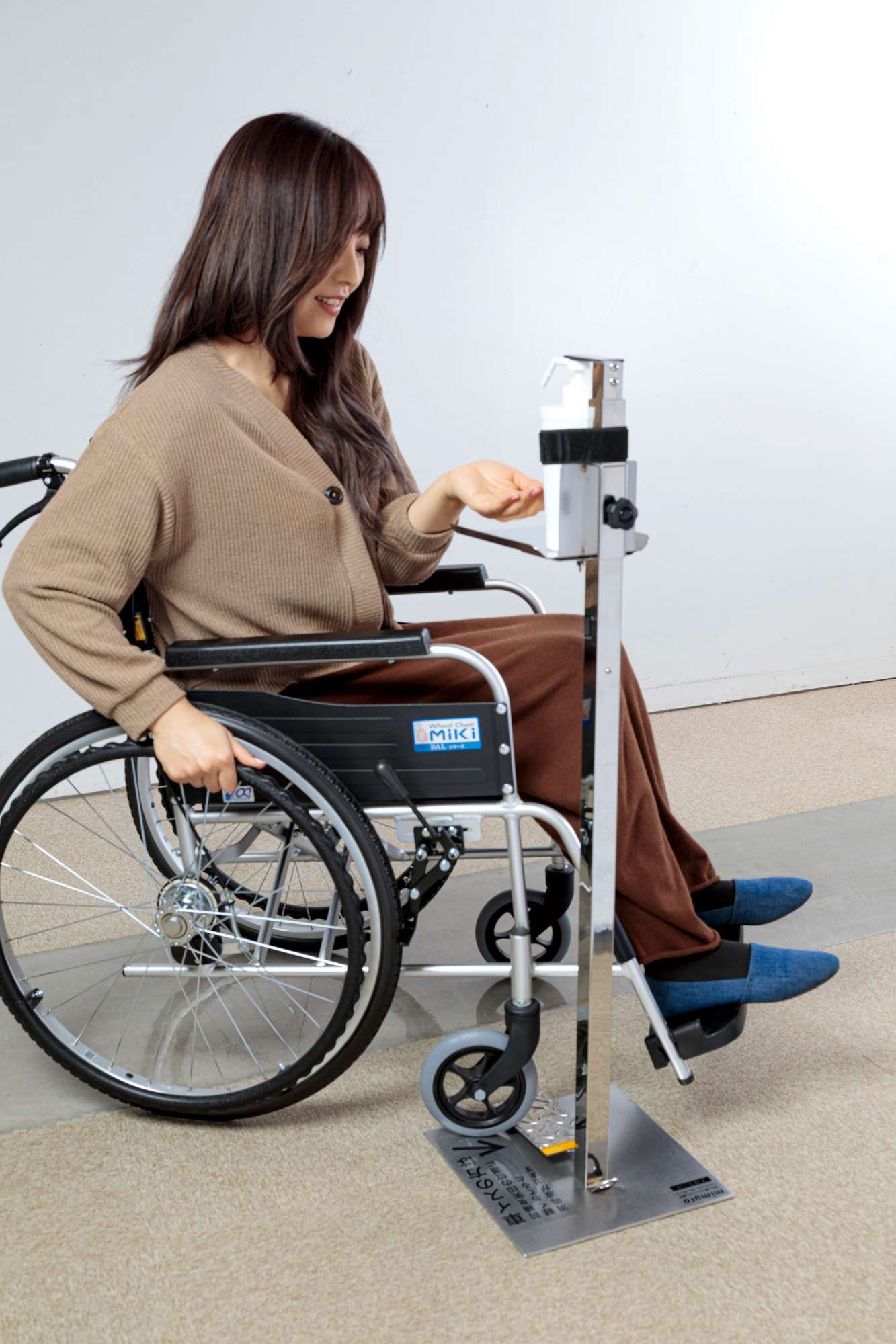  - 車椅子の方用フットシュット。車椅子の前輪をプレートに軽く当てると消毒液が噴霧されます。 -  - 