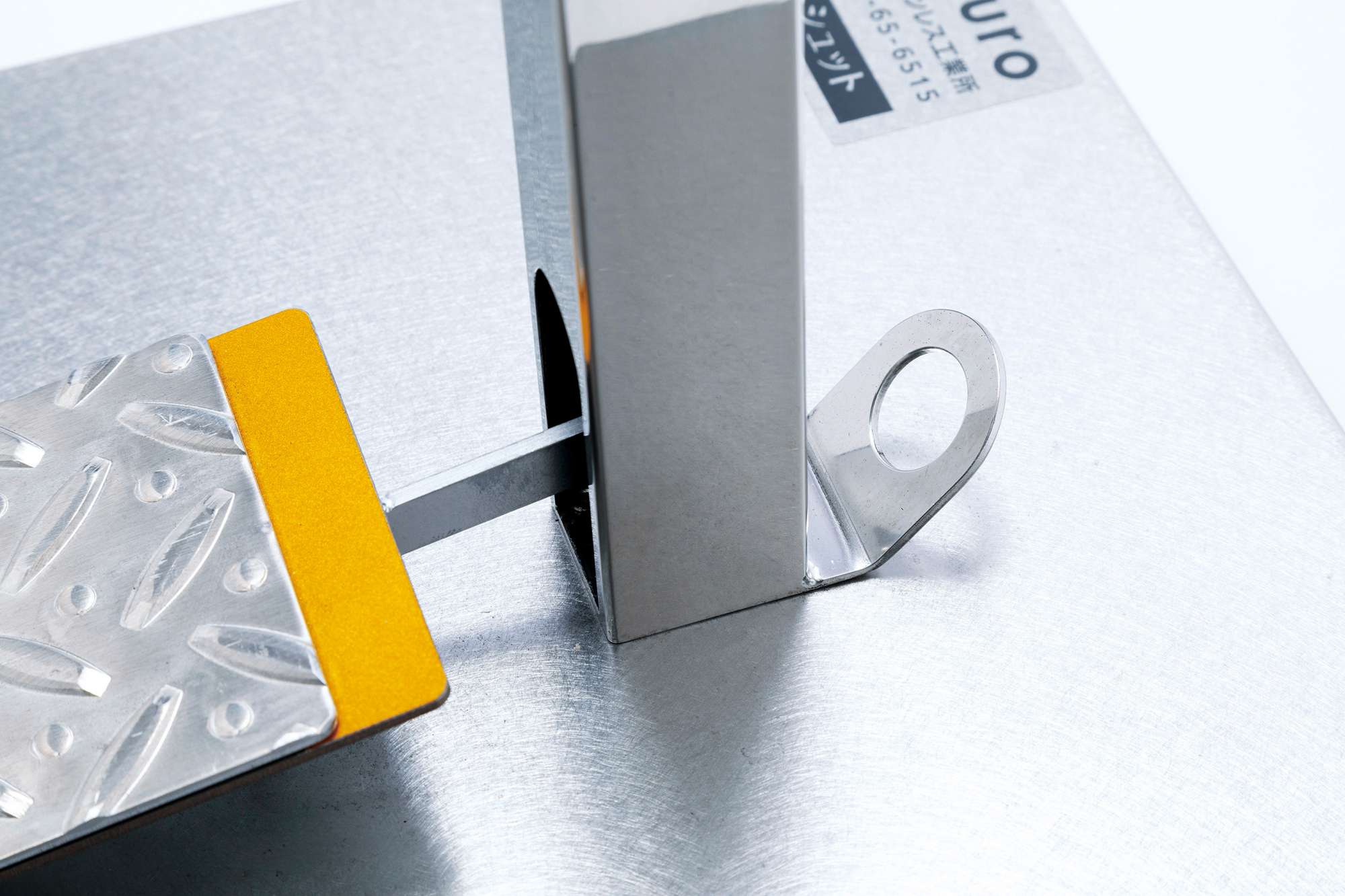  - 防犯用のロープやチェーンを固定できる盗難防止用リング付き。 -  - 