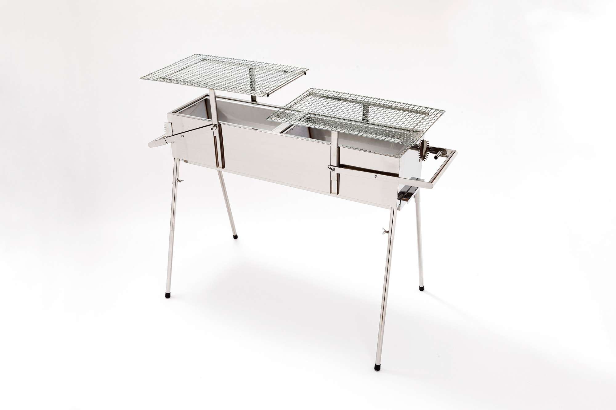  - 網受けの高さは、左右に付いているアームで片手でも簡単に11段階に高さ調節でき、炭の追加も楽々。 -  - 