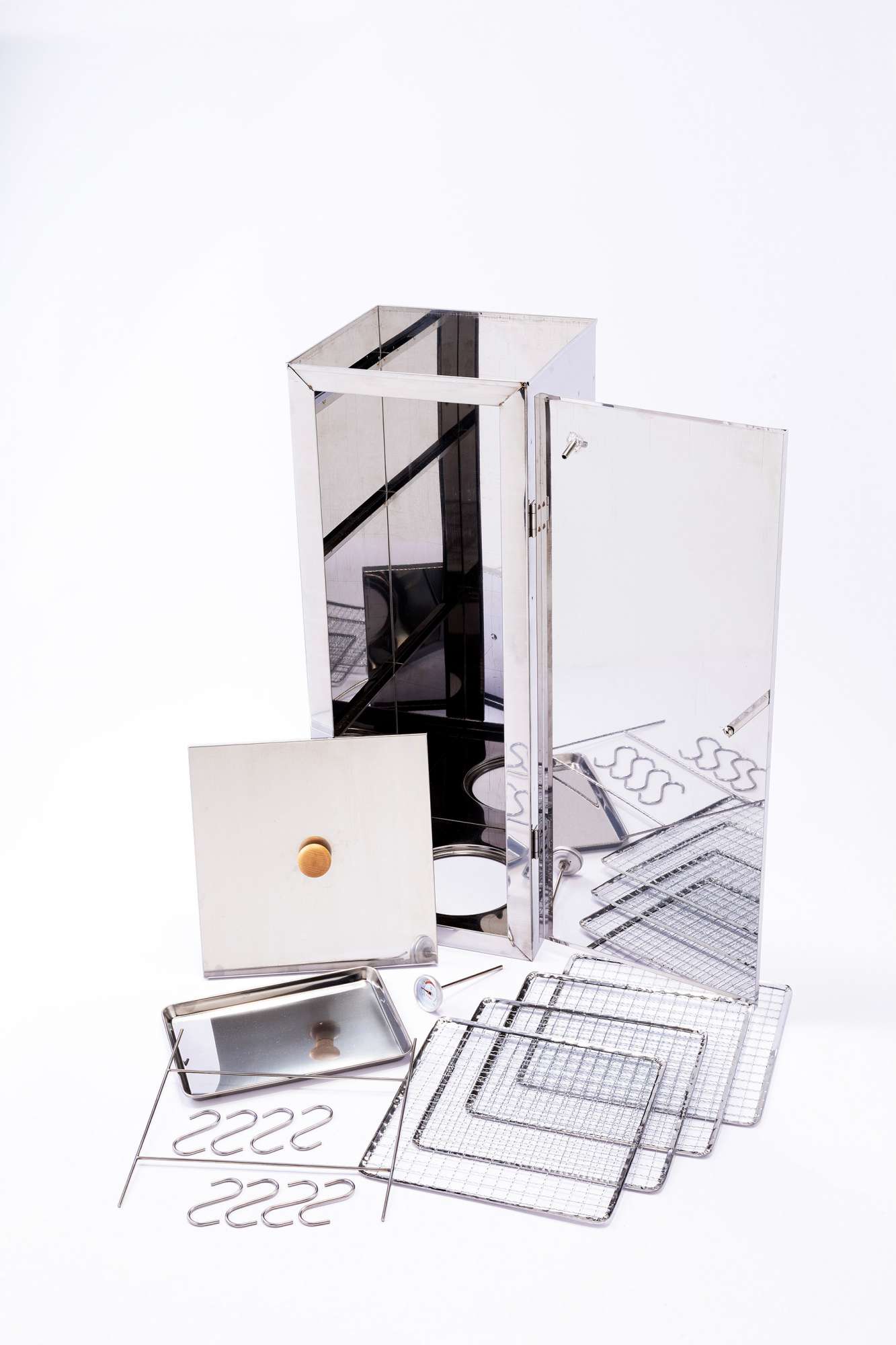  - 本体、上蓋1枚、温度計、吊り下げフック用金具1個、吊り下げフック8つ、網4枚、トレーのセット。 -  - 