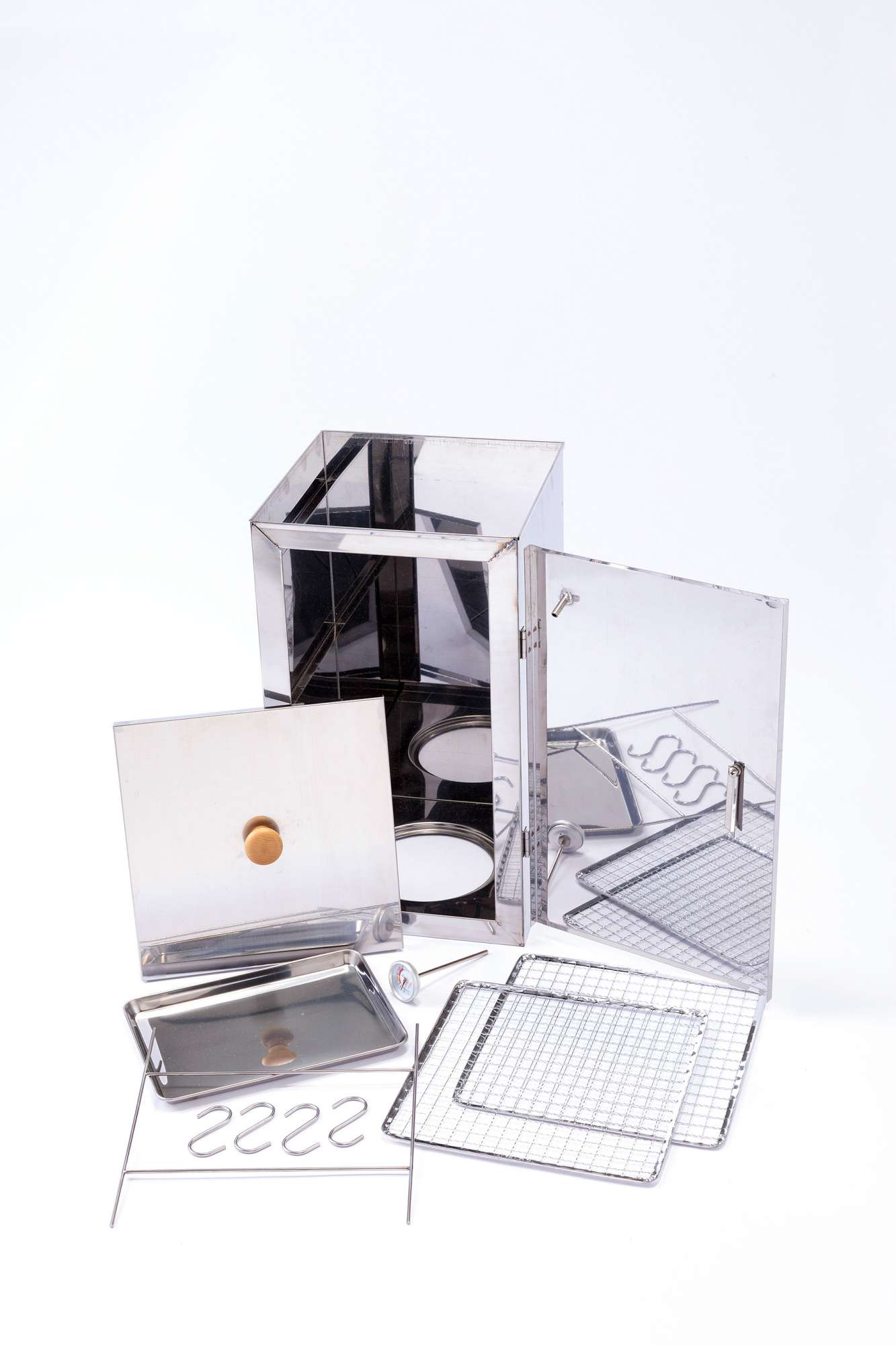  - 本体、上蓋1枚、温度計、吊り下げフック用金具1個、吊り下げフック8つ、網2枚、トレーのセット。 -  - 