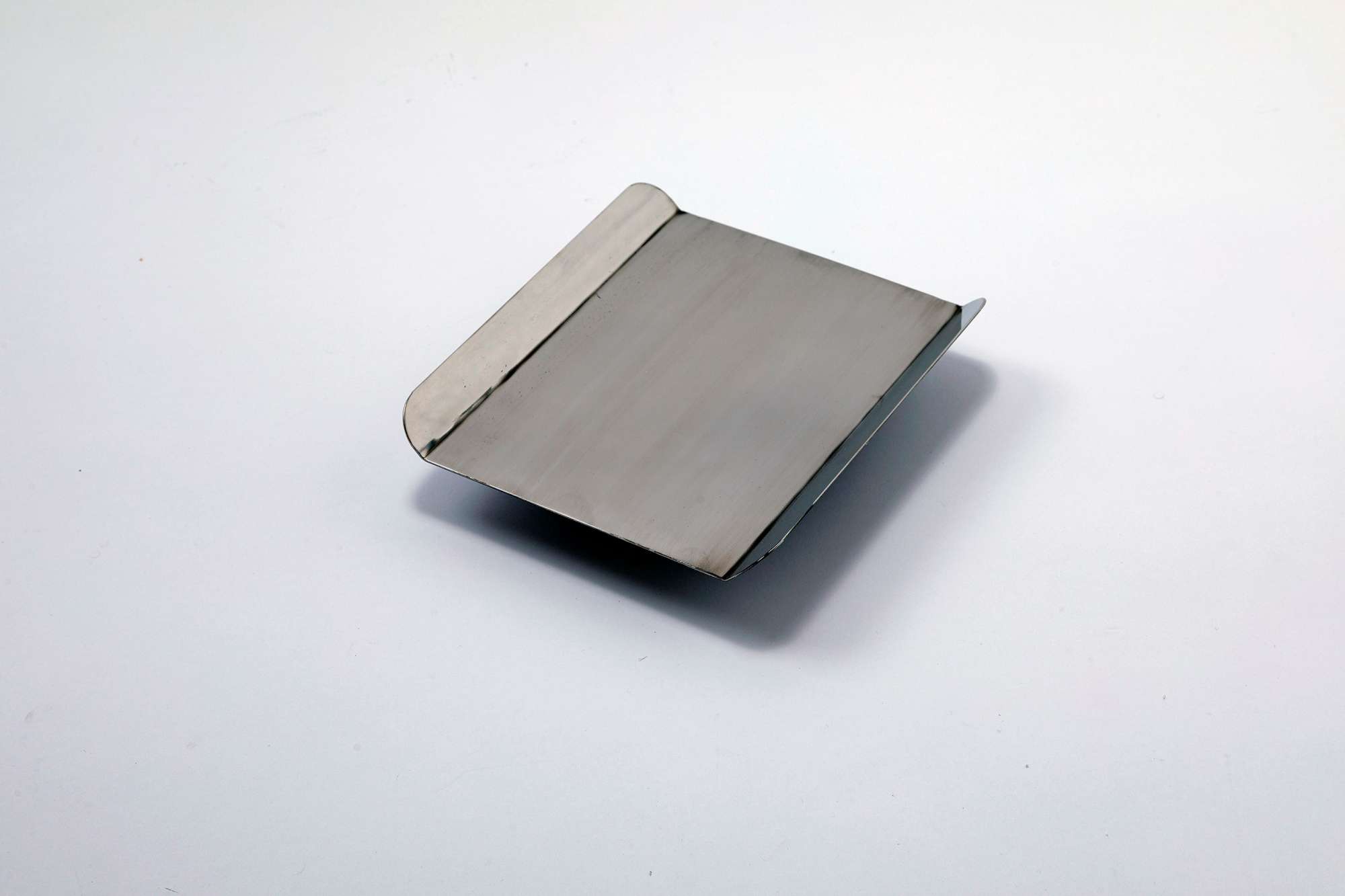  - ワイドトレー（オプション）。W15cm（内寸12cm）×D17cm。液だれや飛び散りを軽減するトレーです。ネジ固定式。&nbsp; -  - 