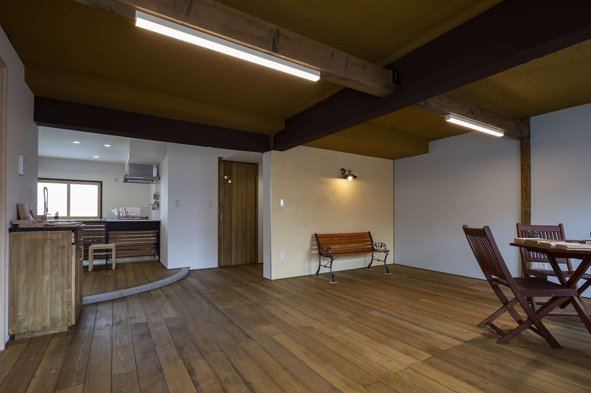 リビング10畳。クルミ色の床と天井。アクセントに化粧梁を2本、渡しLED照明を流しております。 -  -  - 