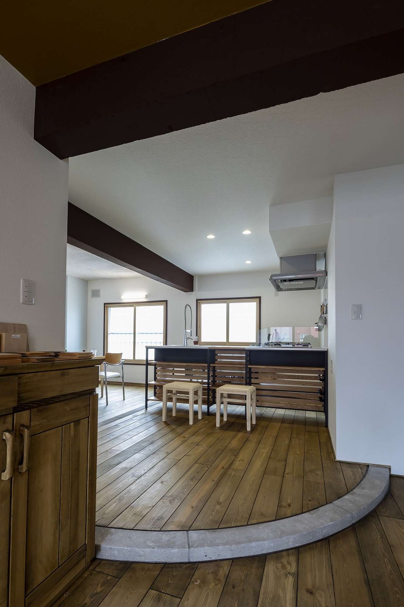 キッチン6畳。間仕切り壁の代わりに、６CMの段差で空間を切り替えております。 -  -  - 