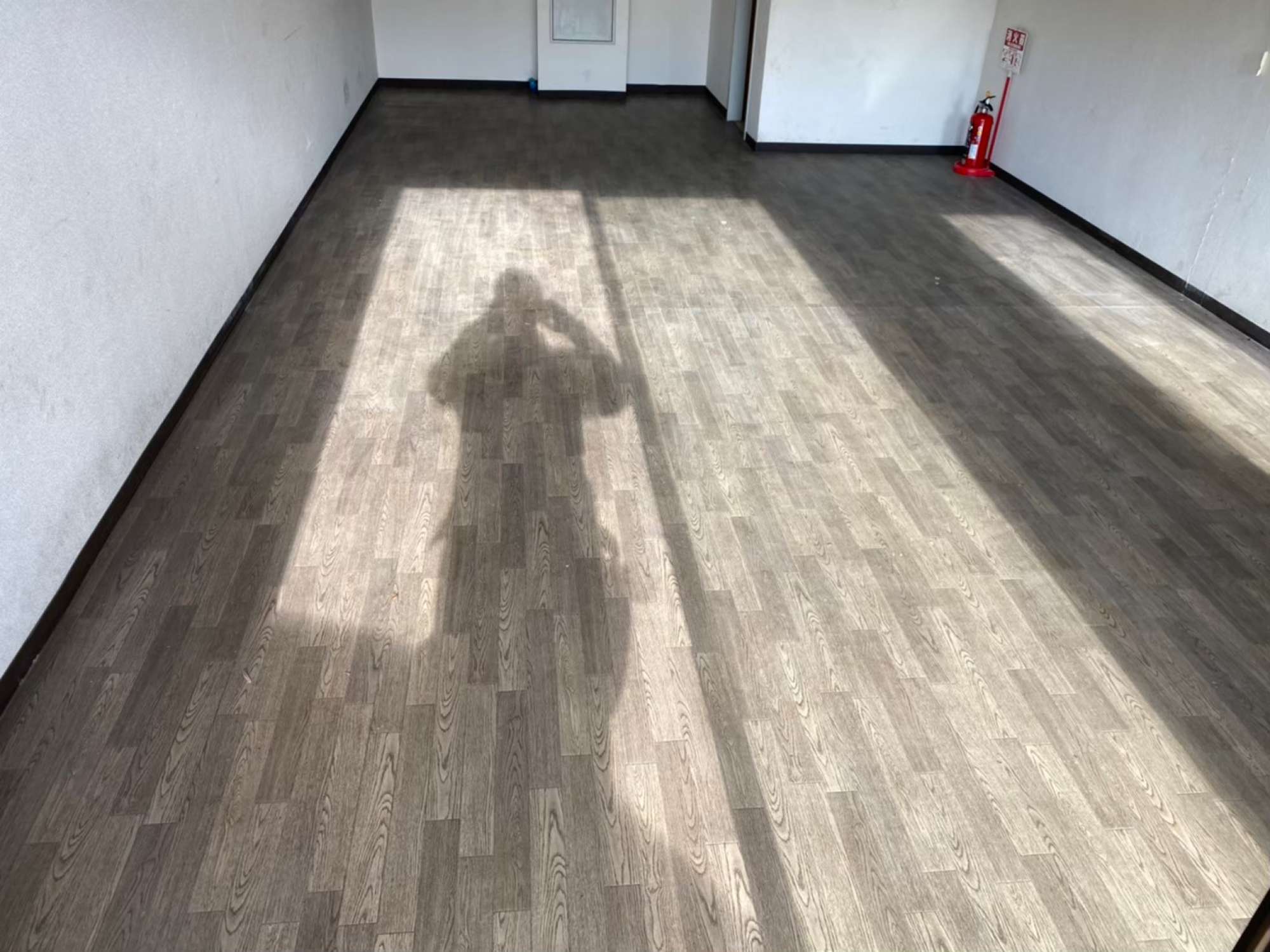 改修前はこーんなかんじの縦長なワンルーム空間。ここを、施術室が２部屋ある治療院にリノベしていきます。 -  -  - 