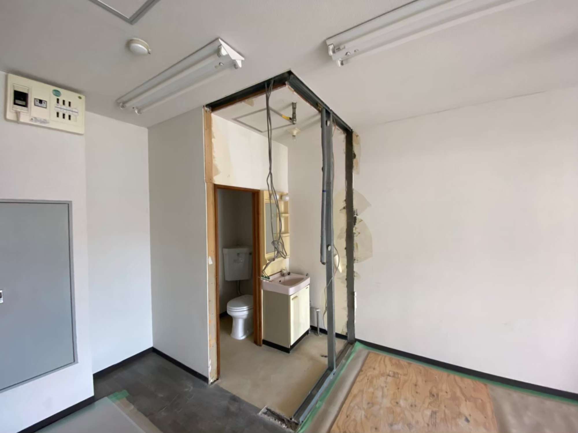 ひとまず水まわりの壁をぶち抜いてみました 。「きゃぁ、恥ずかしい」と聞こえてくるのは、丸見えになった水まわり達の声。 -  -  - 