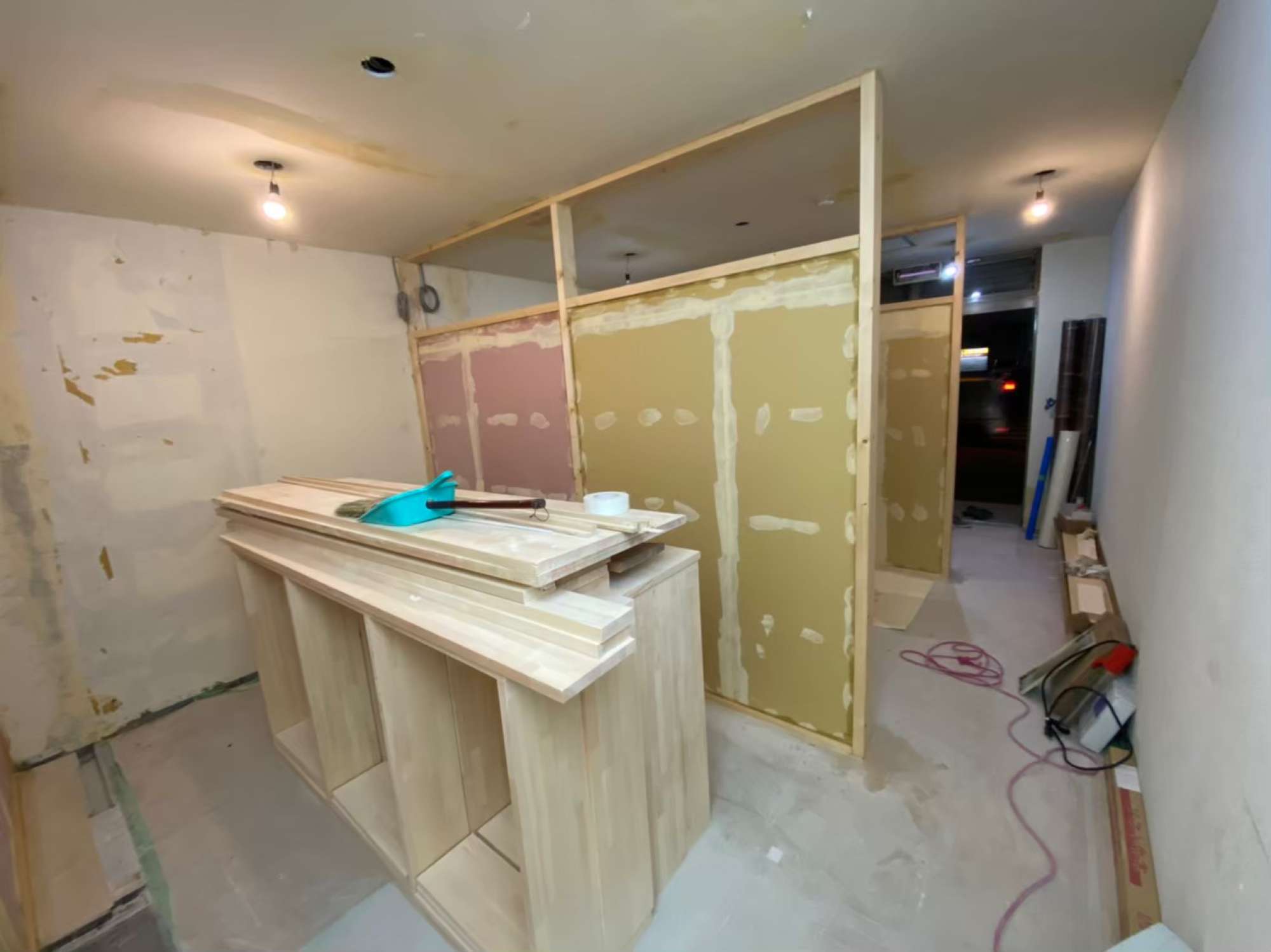 なるほど。さっきの木枠は間仕切り壁になったのですね。 -  -  - 