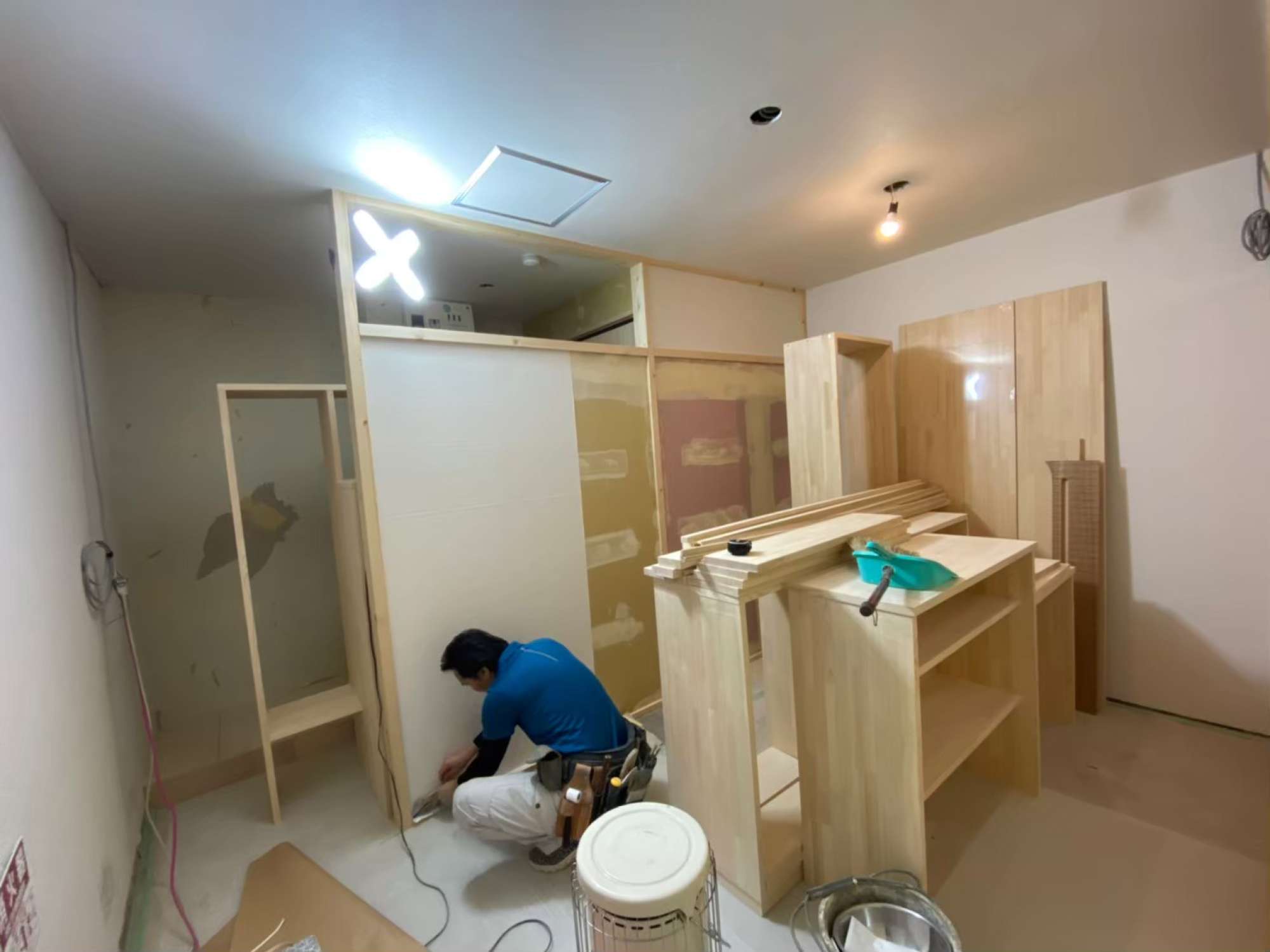 その他の間仕切り壁も、ちゃくちゃくと。珪藻土クロスを貼っていきます。 -  -  - 