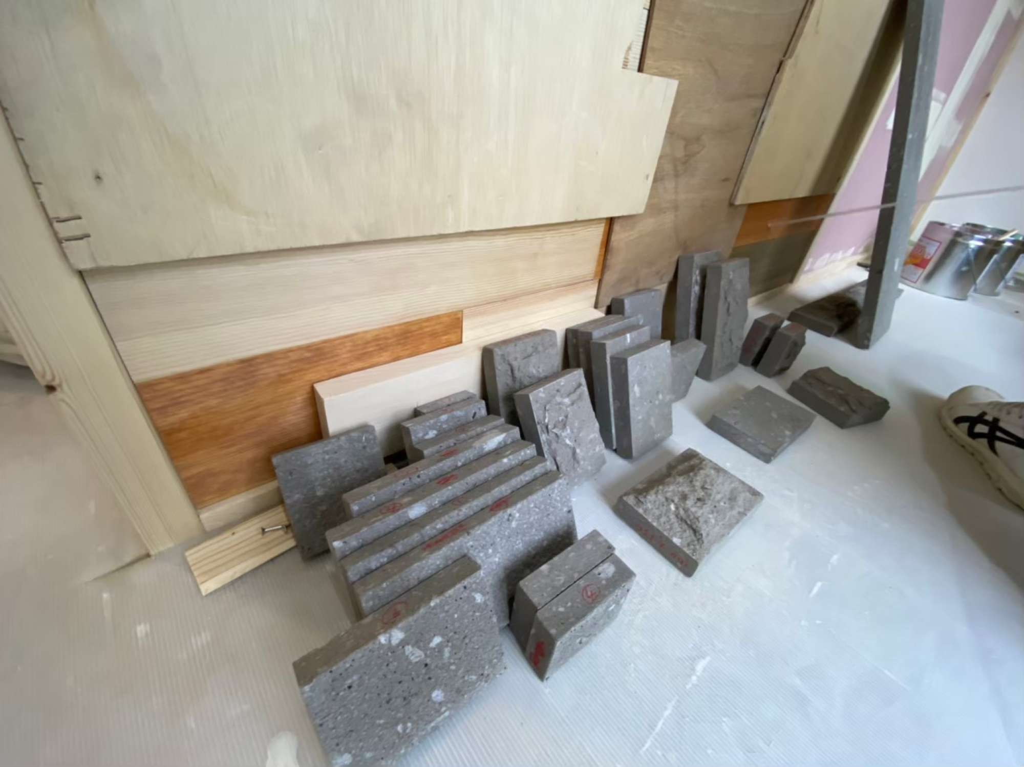 これは、お馴染みの・・・？？そう、札幌軟石でございます。 -  -  - 