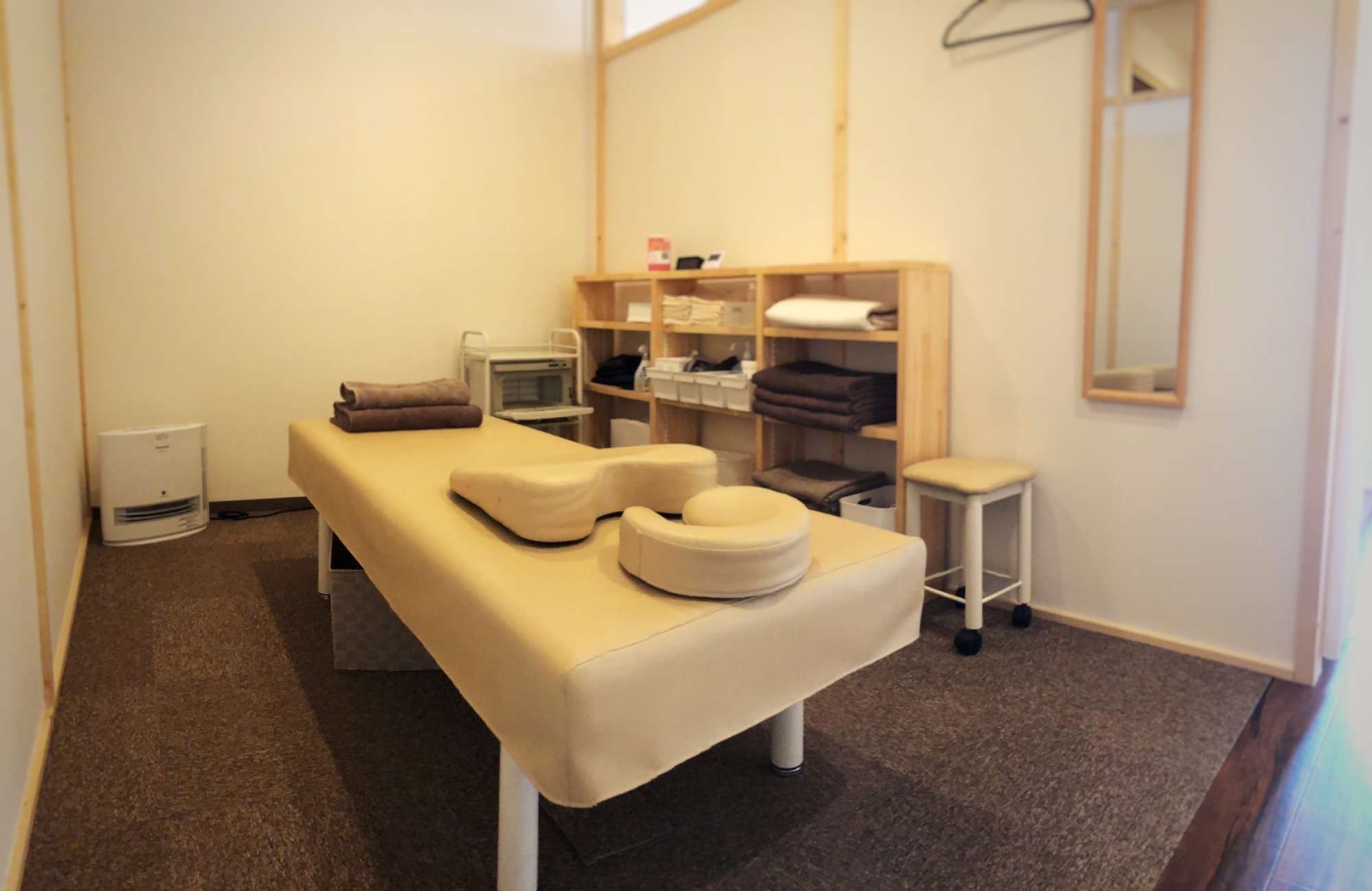 こちらは施術室。落ち着いたトーンの空間となりました。 -  -  - 