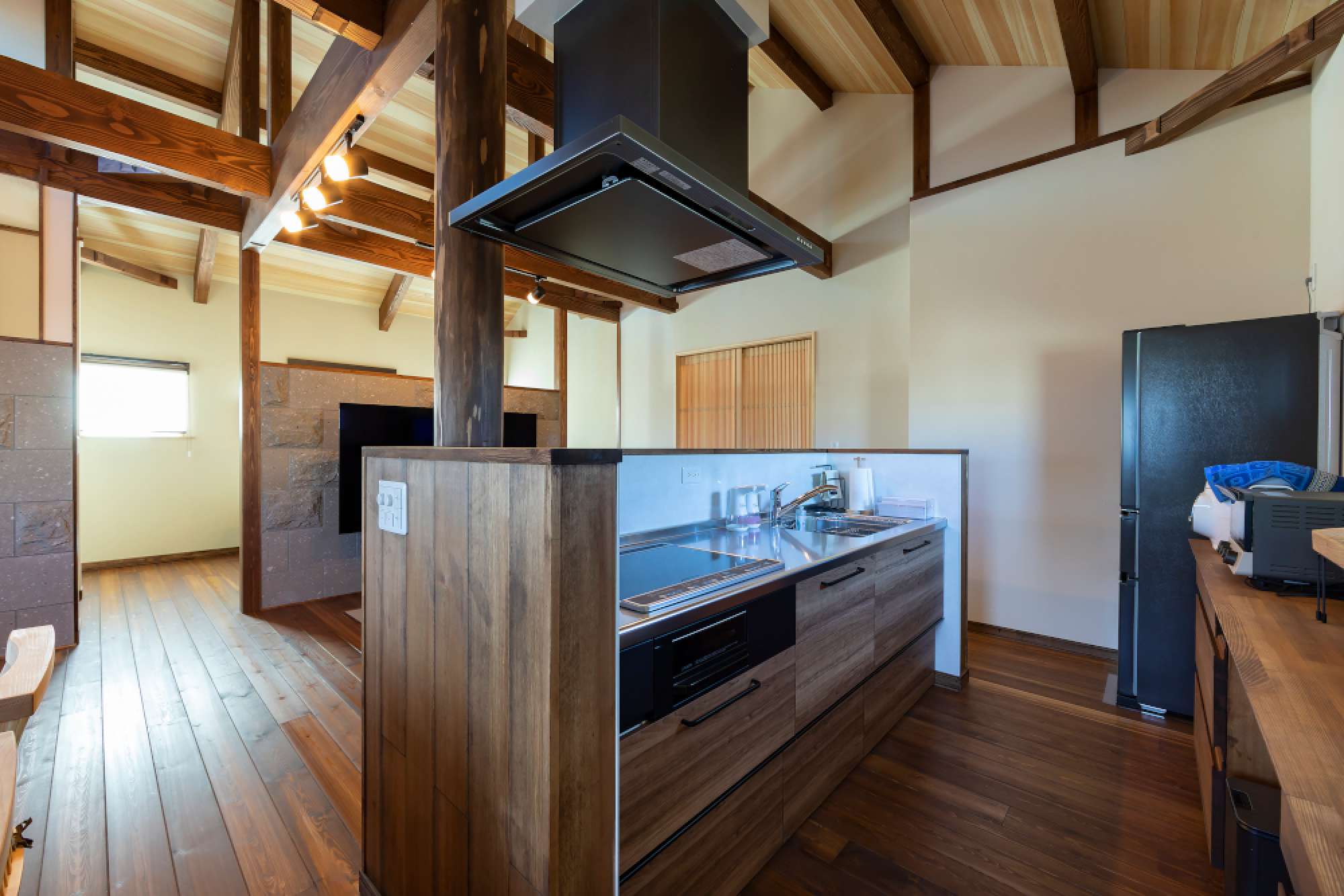 キッチン周りの造作家具も、ココアブラウンで落ち着いた色合いに仕上げました。 - - -