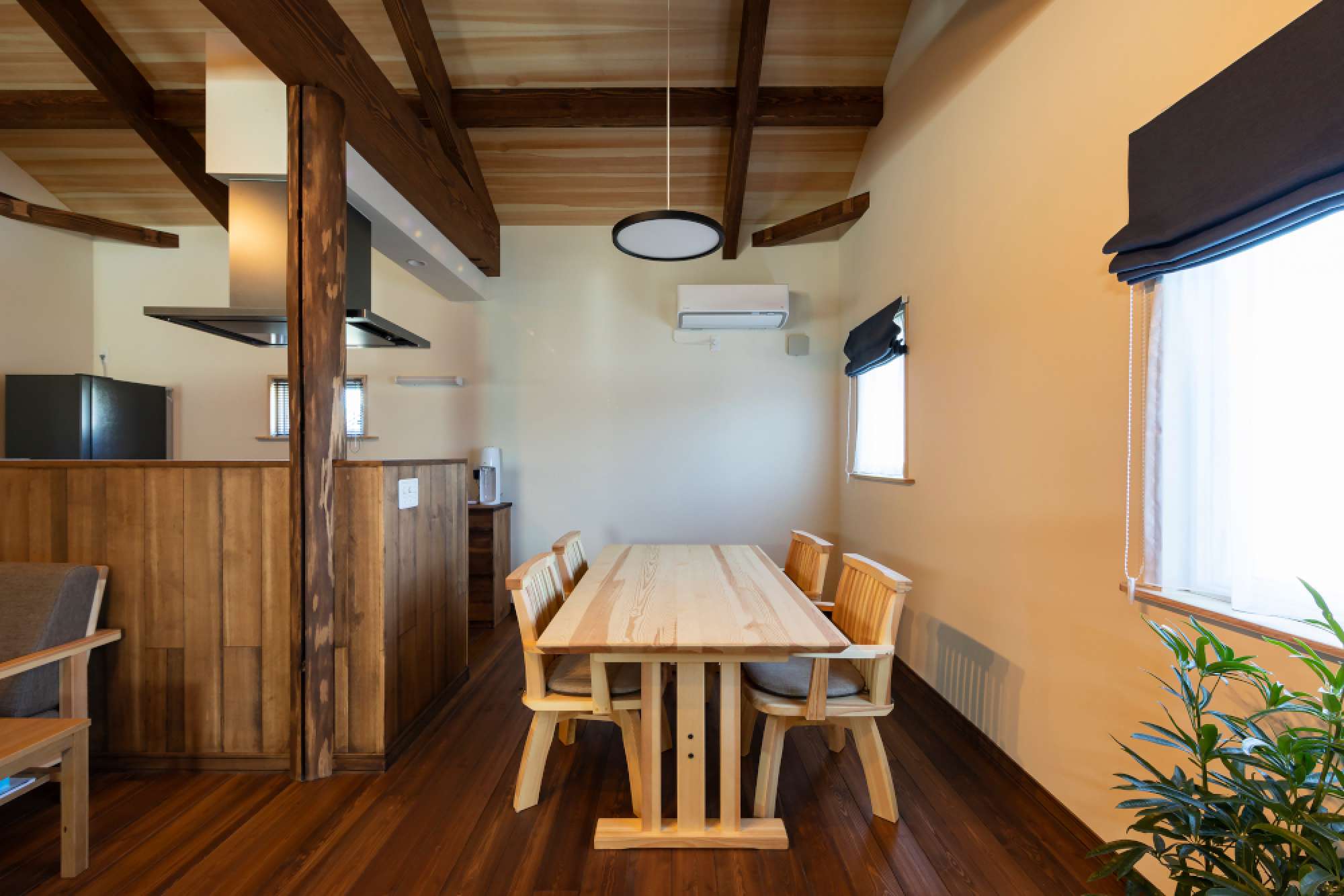 キッチン横にはダイニングスペースを添えて。 - - -