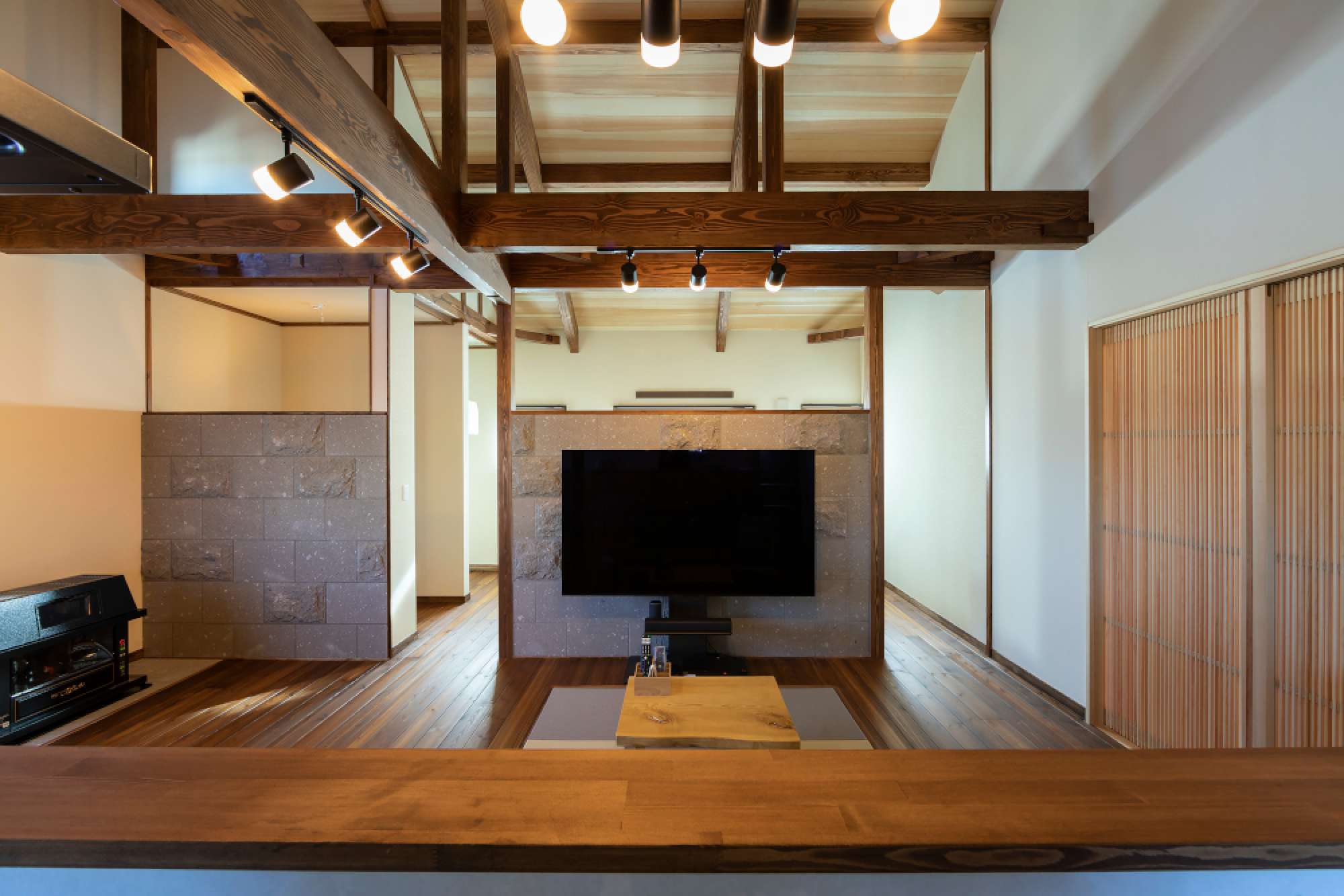 キッチンに立つと、すてきな札幌軟石の壁が視界に飛び込んできます。 そして、この裏側は・・・? - - -