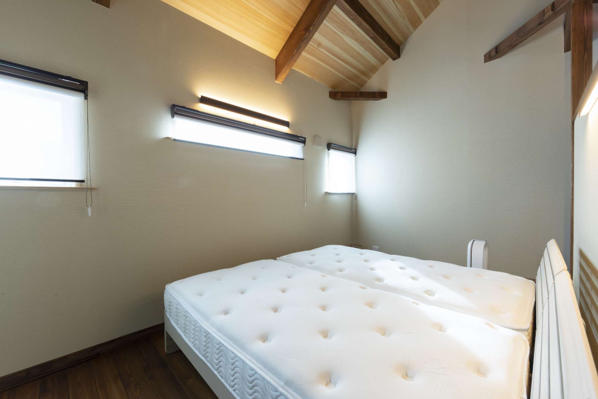 プライベートを確保したベッドルームと、その脇には… - - -