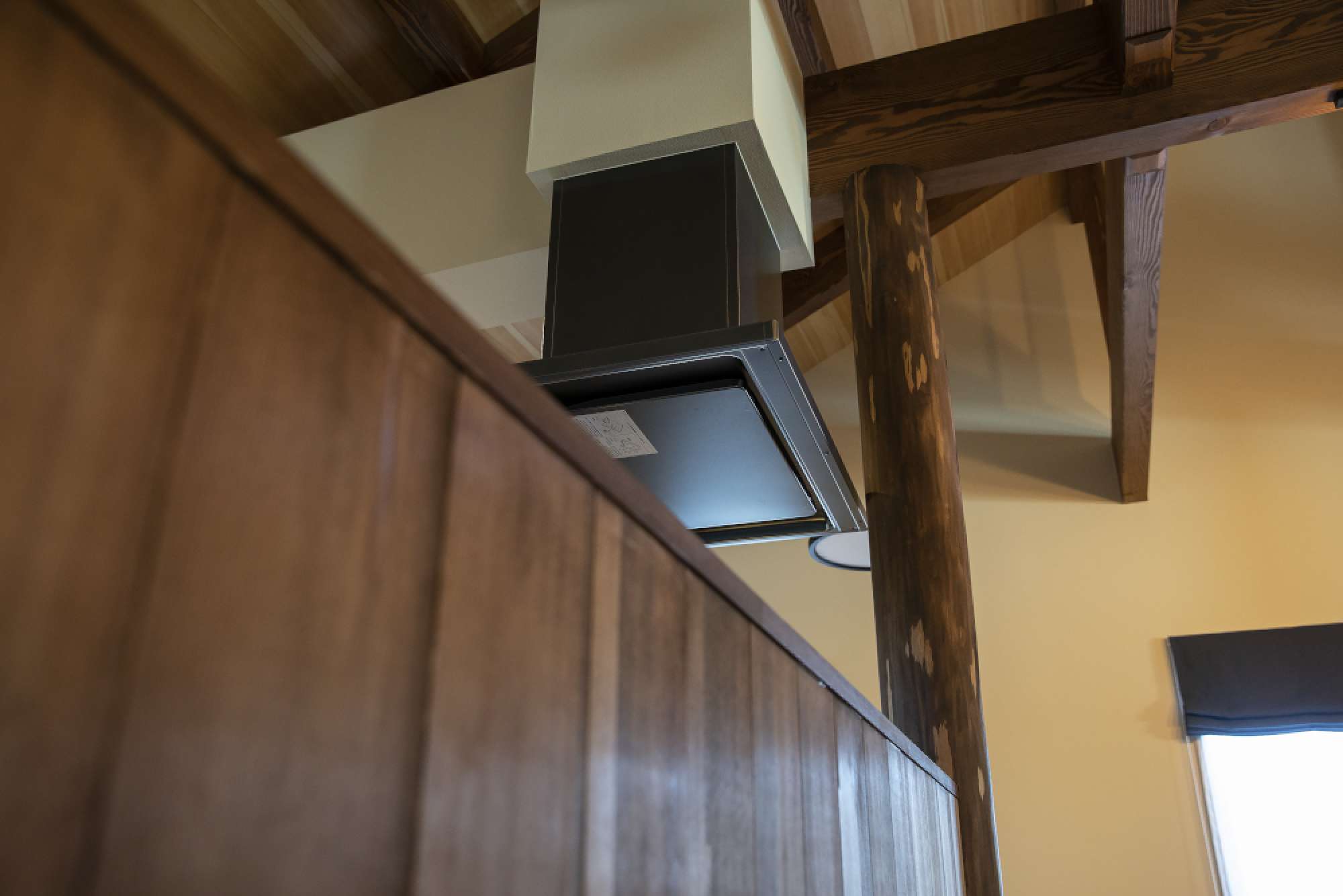 そして、お気づきでしょうか・・・このキッチンカウンターの角にどーんと立つ大黒柱。 - - -