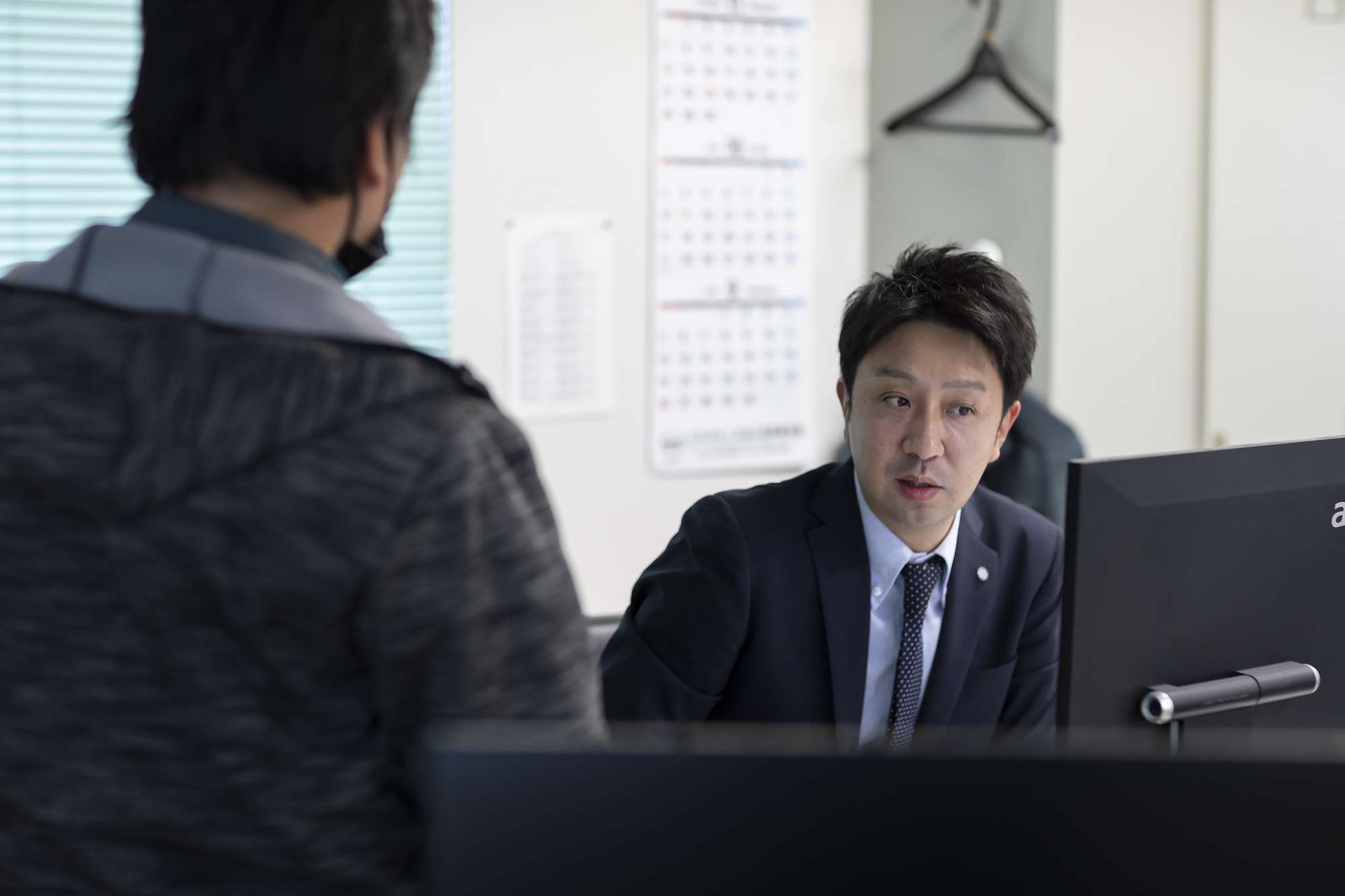 マネージメント手法は世代によって使い分ける必要がある。特に若手スタッフには根性論ではなく、理論をもとに丁寧な説明が求められている。