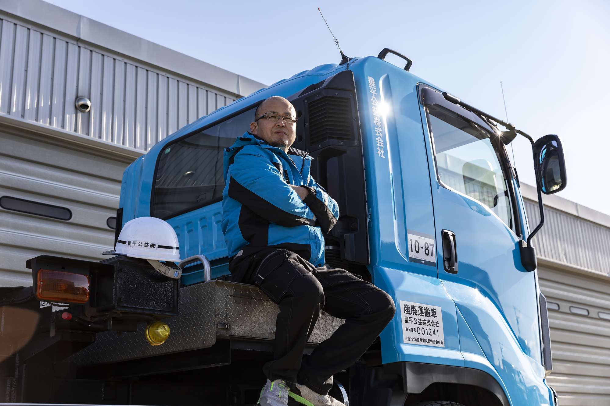  - &nbsp;&nbsp;憧れたクルマに乗り、乗り続けること。&nbsp;ダンプ乗りの人生はシンプル・イズ・ベスト。&nbsp;&nbsp;「忙しない一日の中で現場と事務を両立できているのは、本当に優れたスタッフのおかげだよ。」&nbsp;産廃部門　主任ドライバー／田中 誠 -  - 