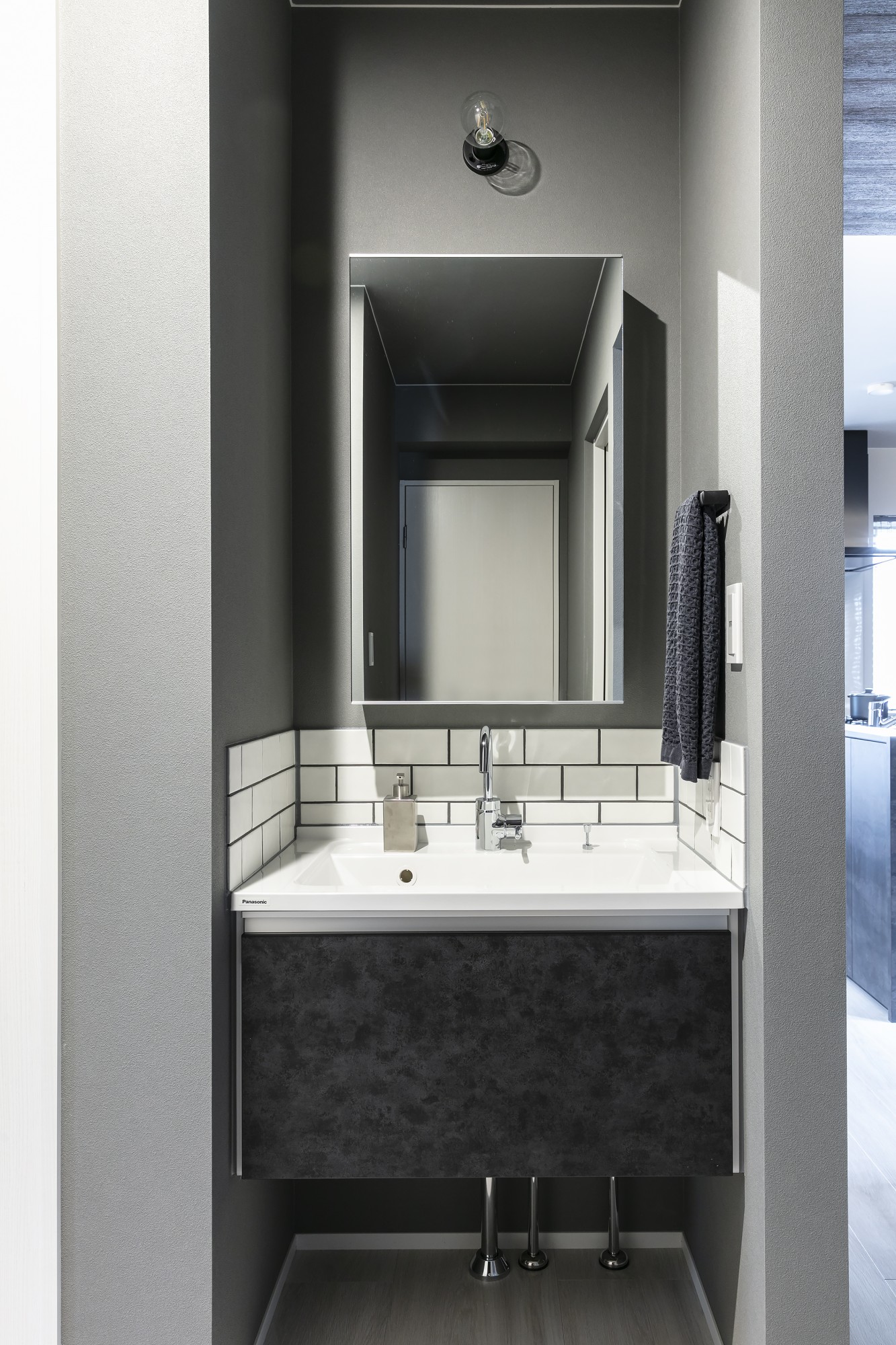 洗面は脱衣所と分けた人気の独立タイプ -  -  -