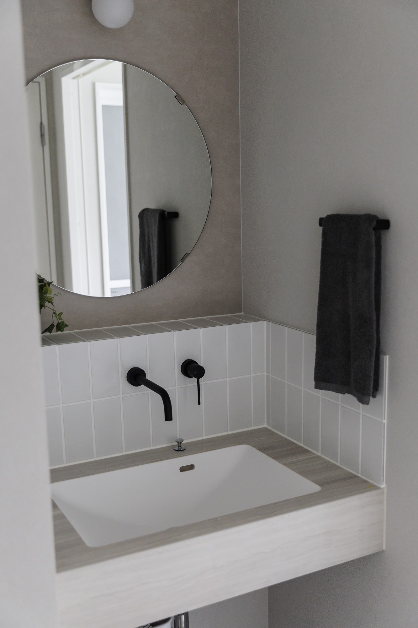 洗面は脱衣所と分けた人気の独立タイプ -  -  -