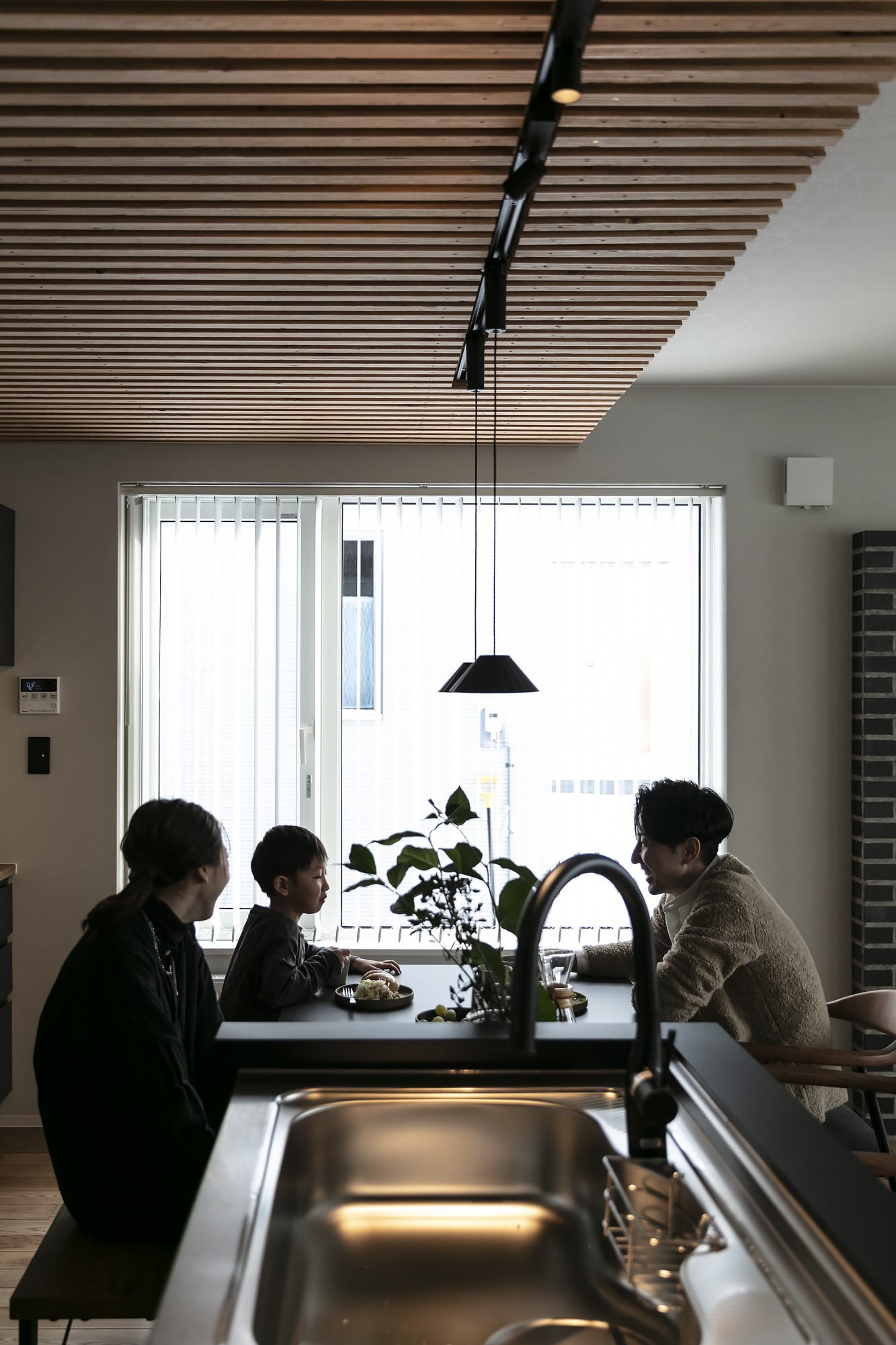 ウッドルーバー天井 - ダイニングの天井は、美しいルーバー仕上げ。&nbsp;縦ラインが奥行きを生み、開放感のある空間に。 -  - 