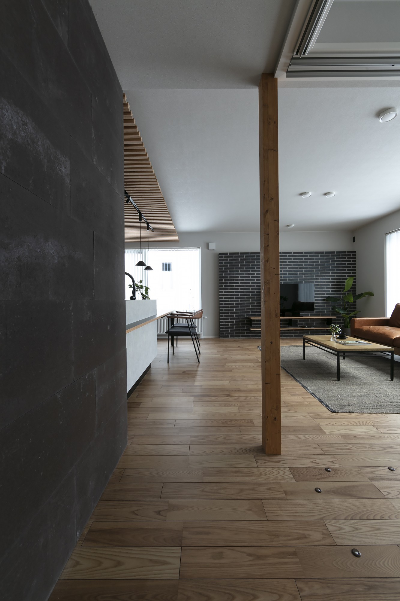 フロアに高級感を演出するブラックウォール - 左：深みのあるブラックウォールが、フロアを美しく引き締めます -  - 