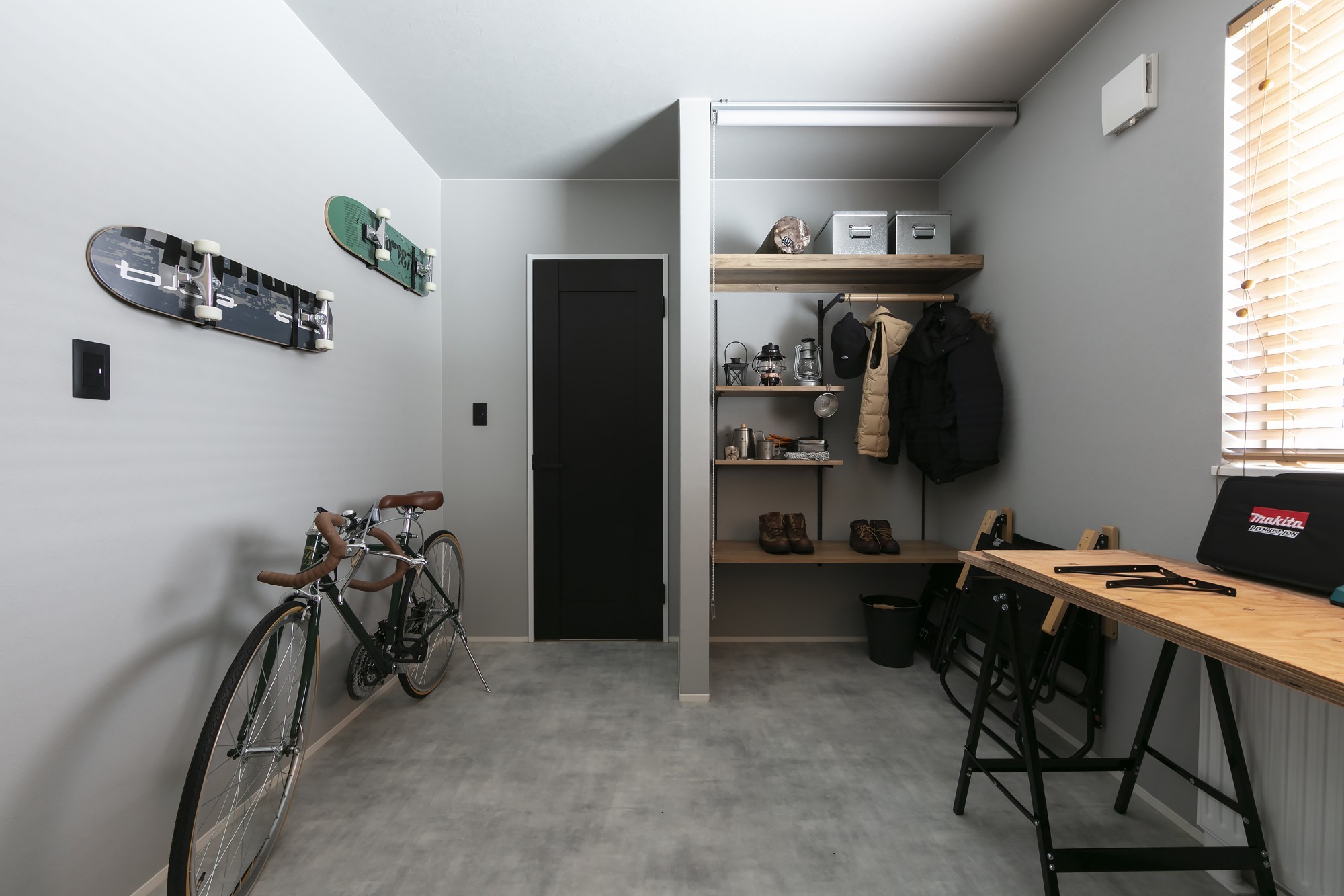  - マルチスペース。&nbsp;玄関そばで、外への荷物の出し入れもスムーズ。&nbsp;アウトドアギアの収納や、映画・ゲーム・DIYを楽しむ趣味部屋に。 -  - 