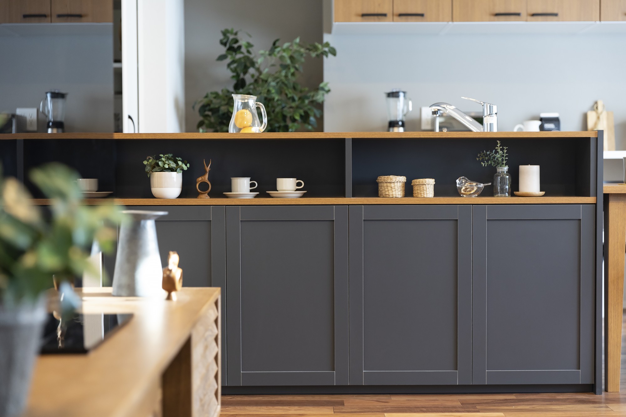 キッチン収納は、モノを飾れる、隠せる場所 - お気に入りの雑貨を飾って、&nbsp;リビングにあふれがちな小物はすっきり隠す。&nbsp;キッチン前の収納で、空間を長く快適に。 -  - 