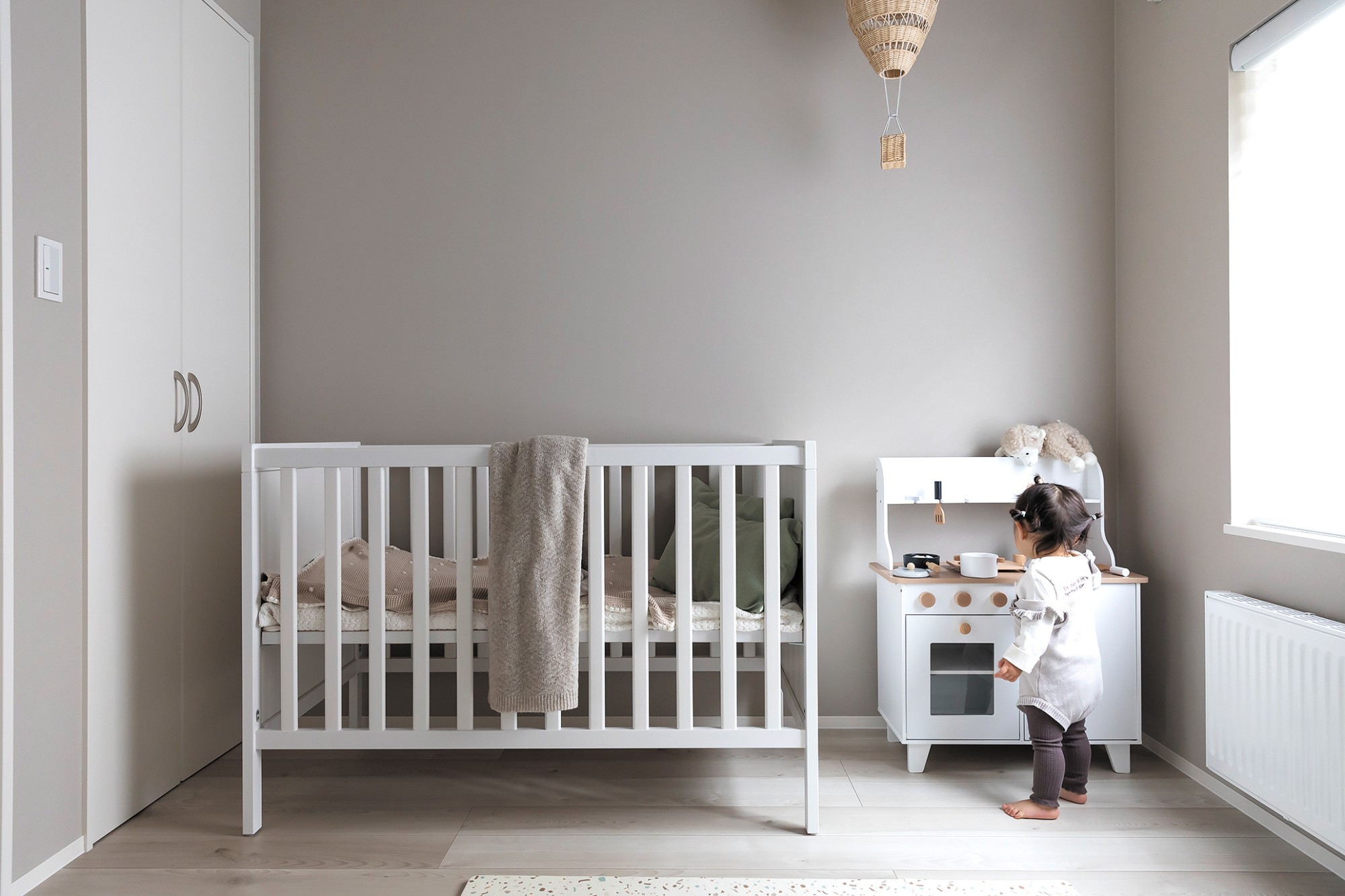 フリースペース - リビングから見守れるフリースペース。&nbsp;小さなお子さんの遊び場や、お昼寝スペースにぴったりです。 -  - 