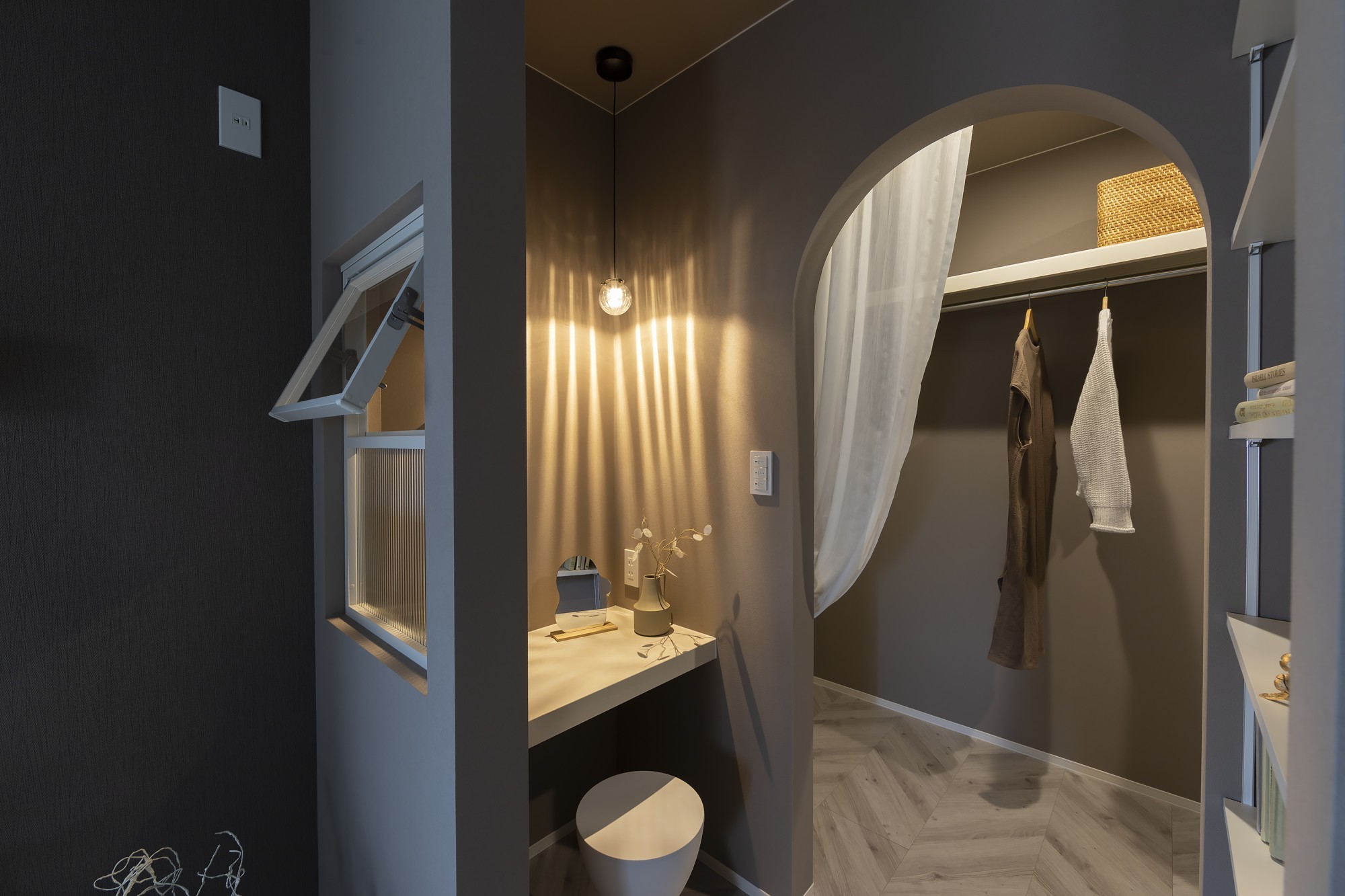 ベッドルームの一角に「ママコーナー」 -  -  - 