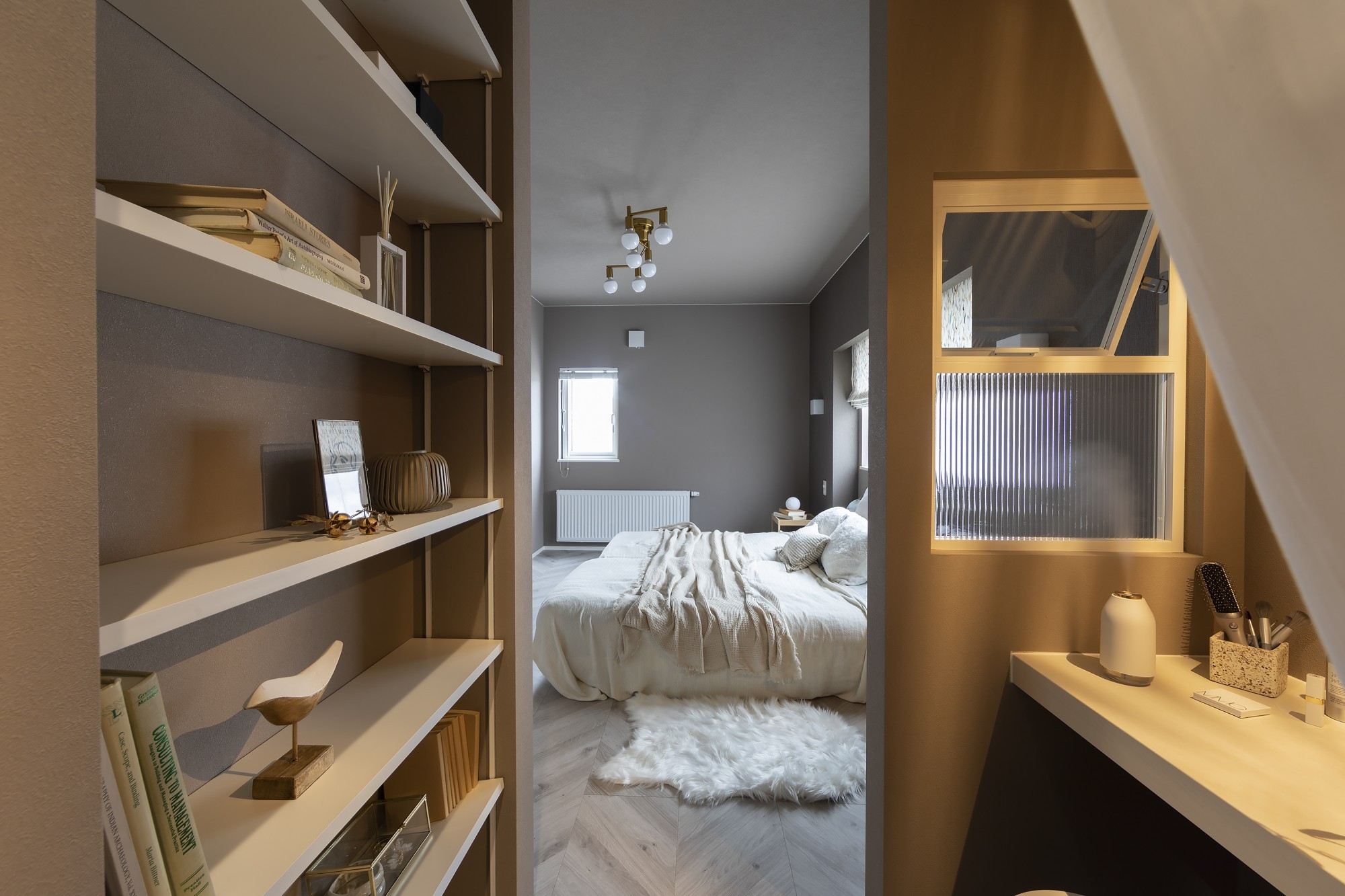 隠れ家のように落ち着く部屋に、ドレッサーやスキンケアアイテムを収納できる棚も -  -  - 