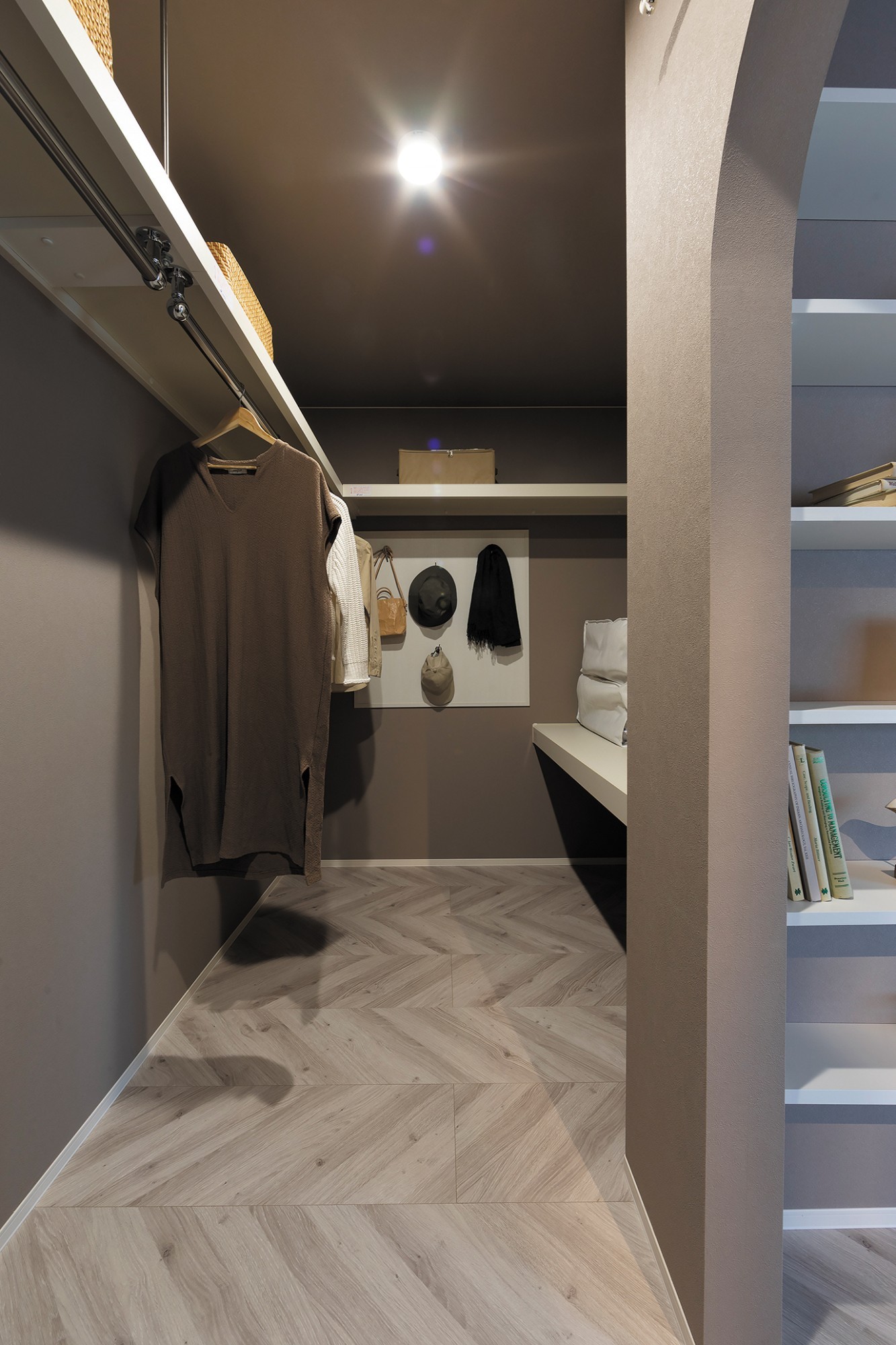 ウォークインクローゼット - ママコーナーの奥には、ウォークインクローゼット。&nbsp;朝のバタバタも、すっきり。&nbsp;コーデ選びからヘアメイクまで、身支度がラクになるママ動線です。 -  - 