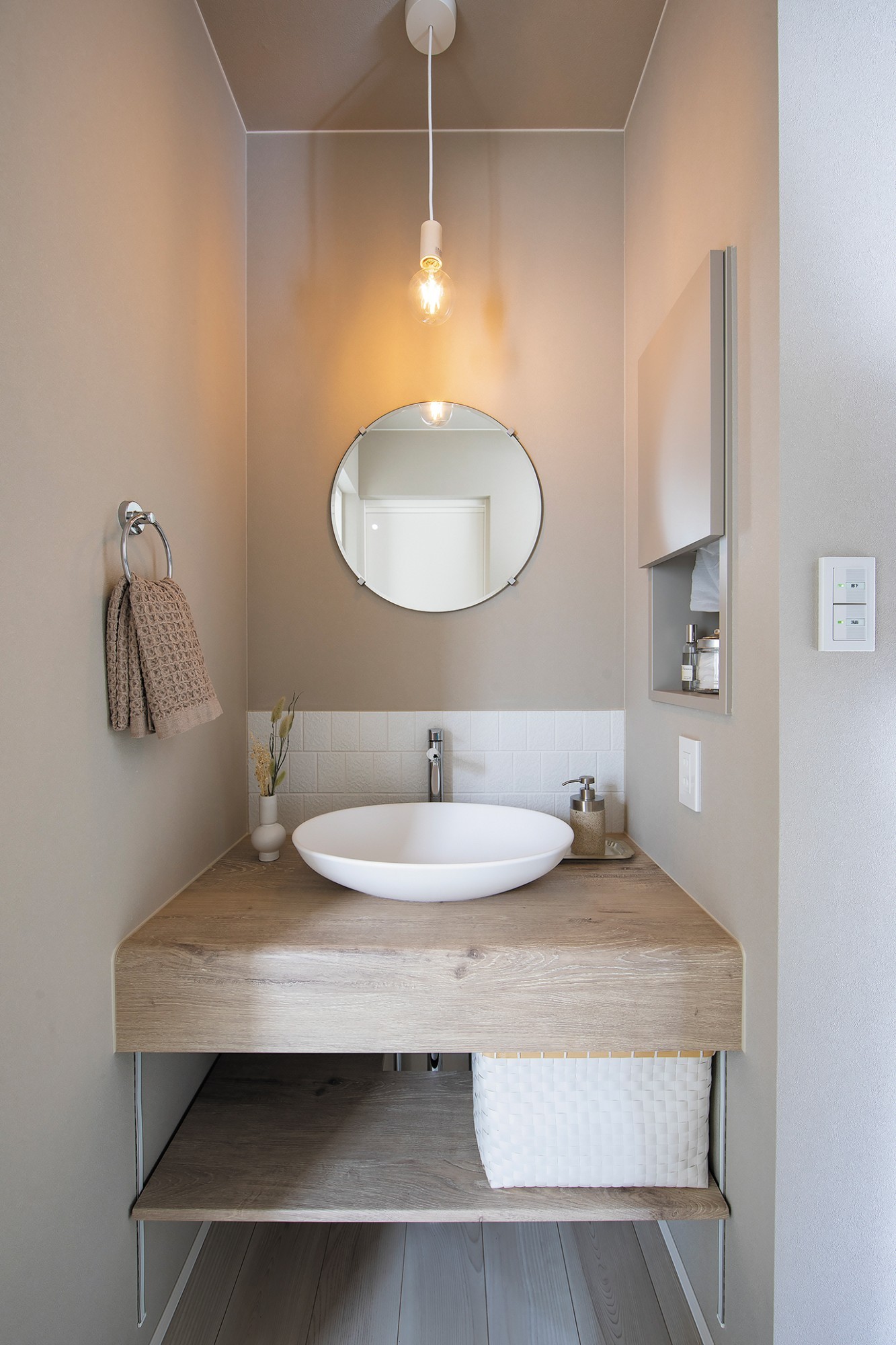 「やってよかった！」の声がいちばん多い、造作洗面 - 毎日立つ場所だから、気分が上がるデザインに。ミラーやボウル、照明を自分好みにアレンジできて、鏡の前に立つのが楽しみに。 -  - 