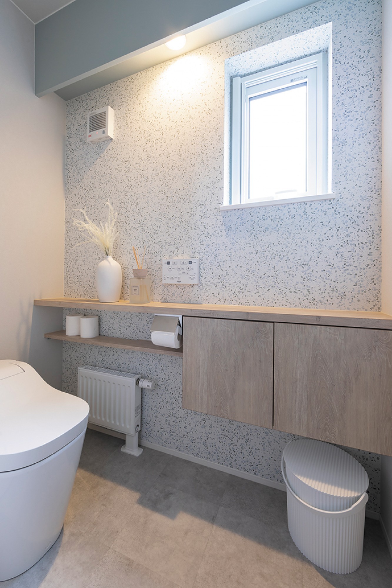 トイレ - 収納はフロートタイプ。&nbsp;足元にスペースがあるので、オムツ用のゴミ箱もすっきり置けます。 -  - 