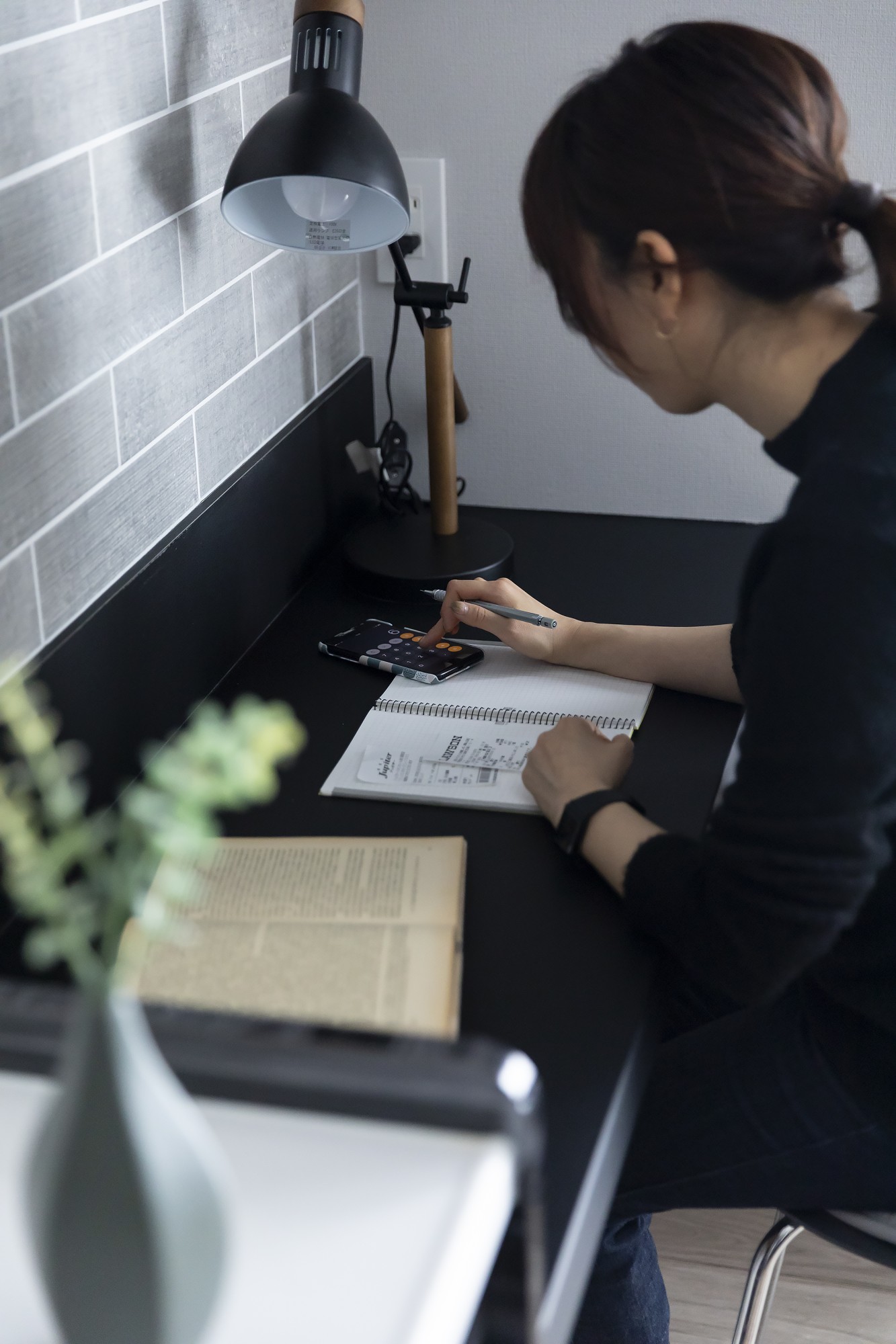 書斎 - あえてキッチンの背面収納と一体化させることで、日常的に座れる場所としてつくられています。&nbsp;スマホのチェックや、子どもの連絡帳を書くなど、5分〜30分の集中にちょうどいい居心地 -  - 