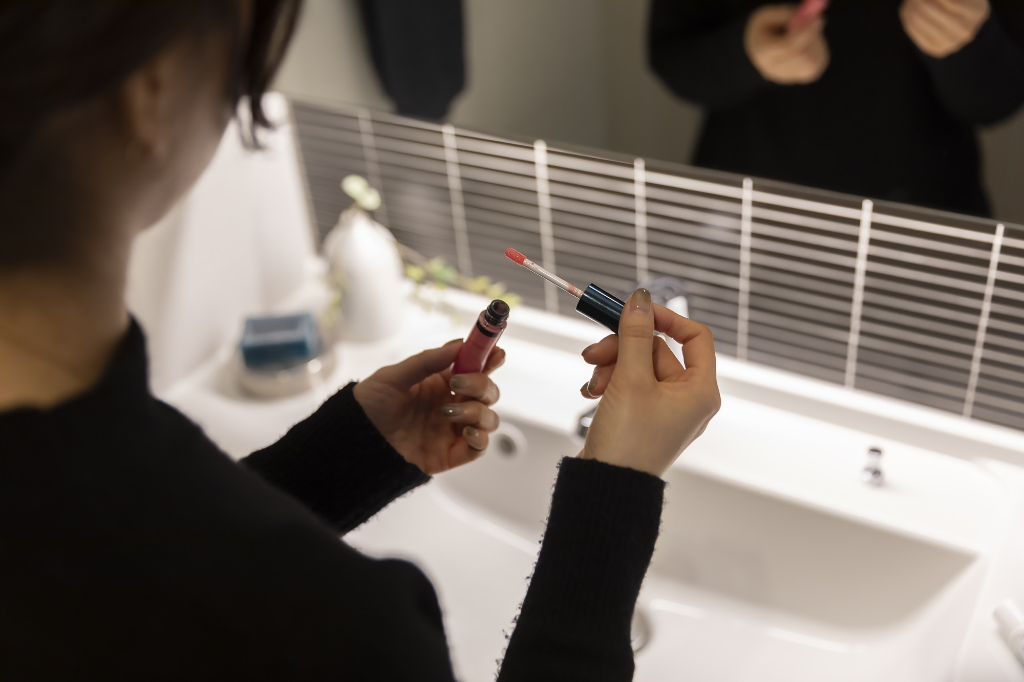  - 洗面全体は、ブラック×ホワイト×グレーの抑えた配色。&nbsp;装飾を足さず、線の美しさで魅せるデザインです。&nbsp;&nbsp;洗面ボウルとカウンターは一体成形で、&nbsp;水ハネ・汚れが溜まりにくく、日々の手入れも簡単。&nbsp;&nbsp;きれいに保ちやすい＝ずっと好きでいられる&nbsp;&nbsp;この感覚が、毎日のストレスを確実に減らしてくれます。 -  - 