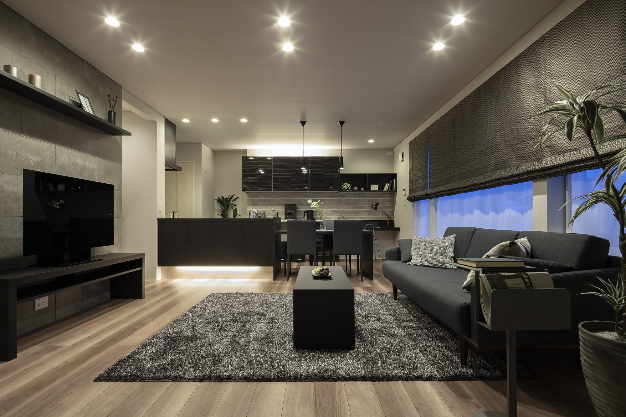 リビング - 間接照明が映えるホテルライクなリビング。&nbsp;ダイニングと一体化したアイランドキッチン -  - 