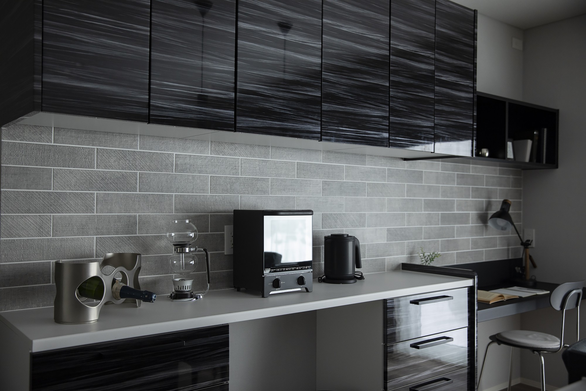 大容量の背面収納に、書斎も併設 - 収納力を高めた機能的なストレージ設計 -  - 