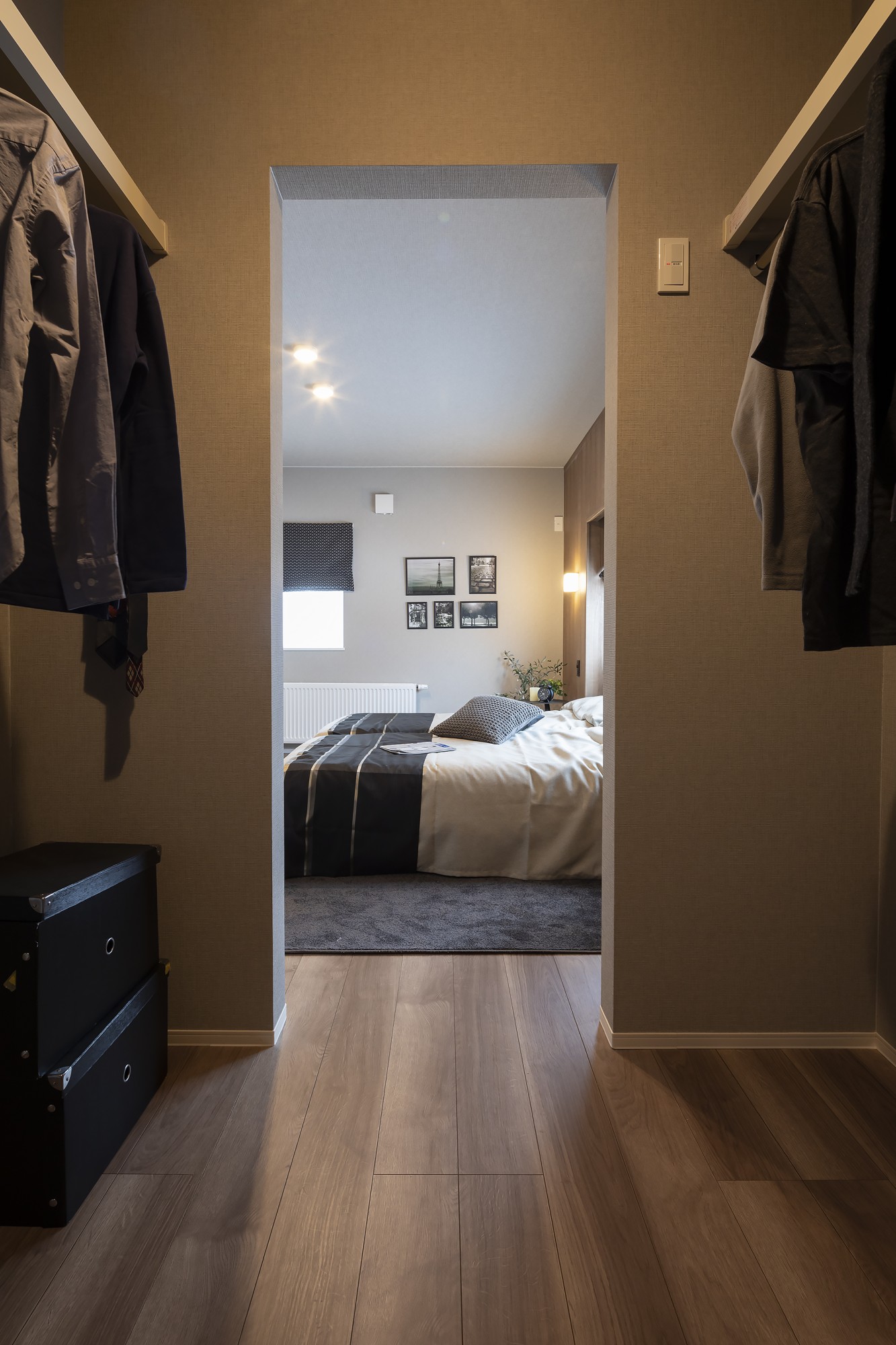  - ウォークインクローゼットは、左右で使い分けができる設計。&nbsp;お互いの服や持ち物が混ざらず、自分のペースで整理ができます。&nbsp;&nbsp;着替えや身支度は寝室の外側で完結。眠る場所を、きちんと休める場所に。 -  - 