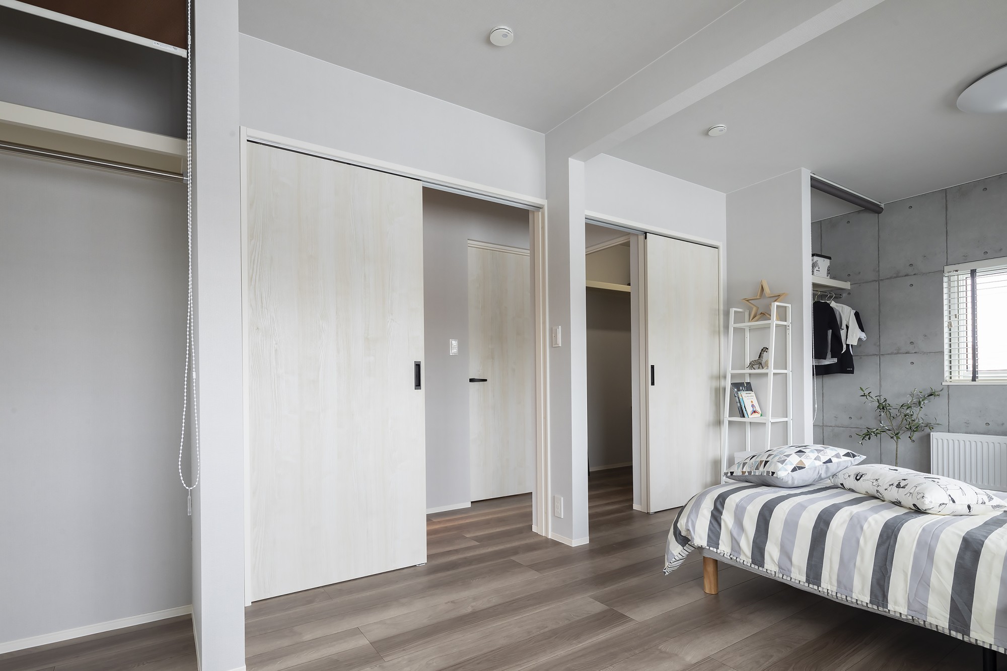  - 子ども部屋のクローゼットは、扉のないオープンタイプ。&nbsp;&nbsp;中が一目で見えて&nbsp;出しっぱなしが起きにくい。&nbsp;&nbsp;子ども自身が自然と片付けに参加できます。 -  - 