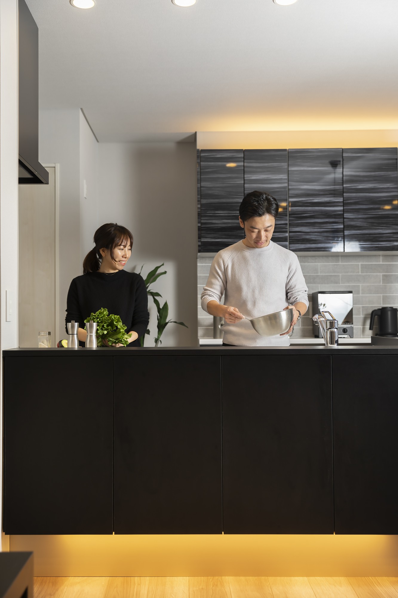 2人で立ってもストレスのない、余裕のワークスペース - キッチンはリビング・ダイニングと一体になったアイランド型。&nbsp;腰壁で手元をほどよく隠しつつ、空間全体はフラットにつながり、視線が抜ける設計です。 -  - 